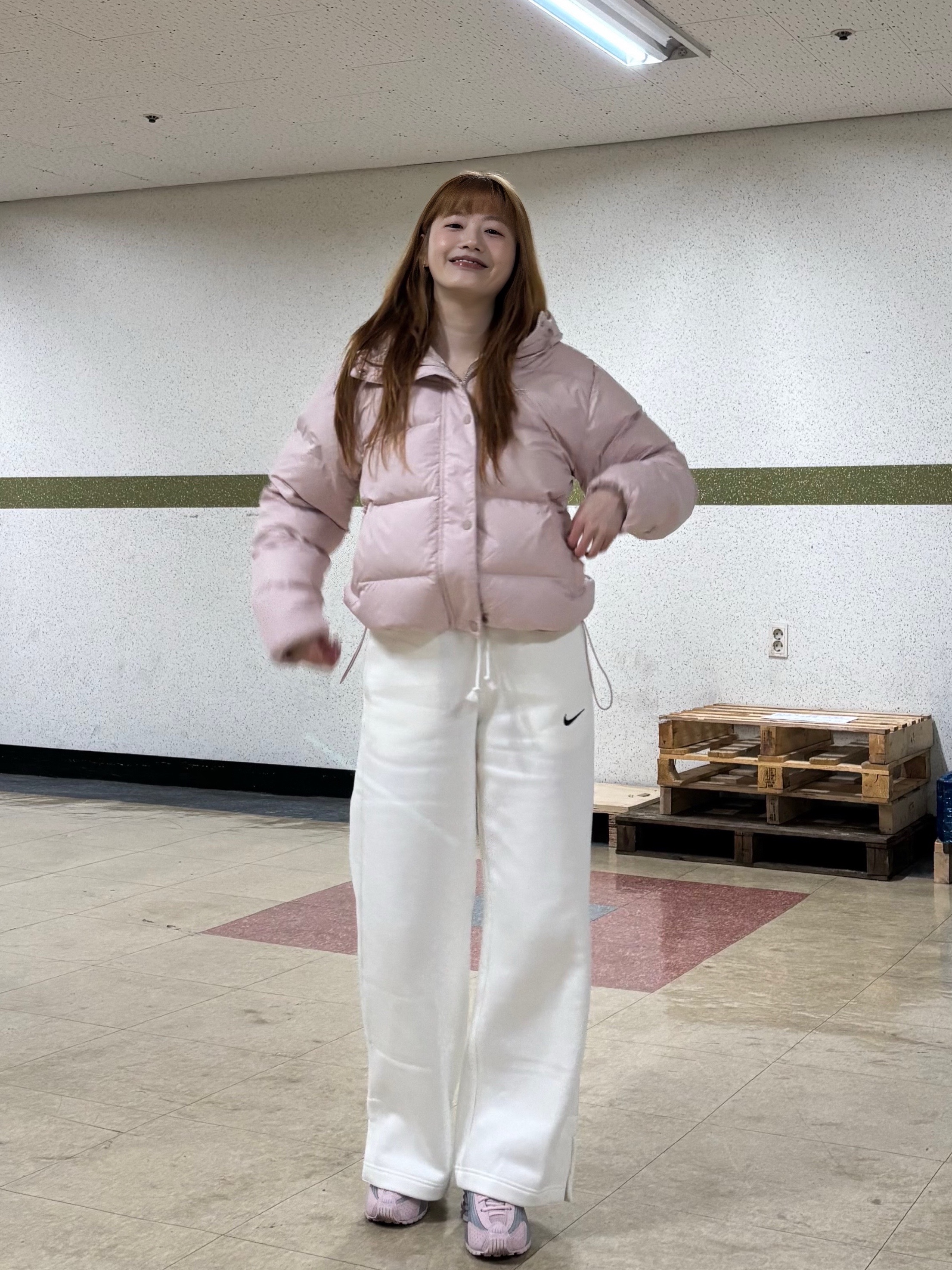 (W) Nike NSW Metro Therma-Fit Loose Fit Hooded Padded Jacket Black White, (W) Nike Shox R4 Barely Rose Metallic Platinum 착용 스타일 - 2