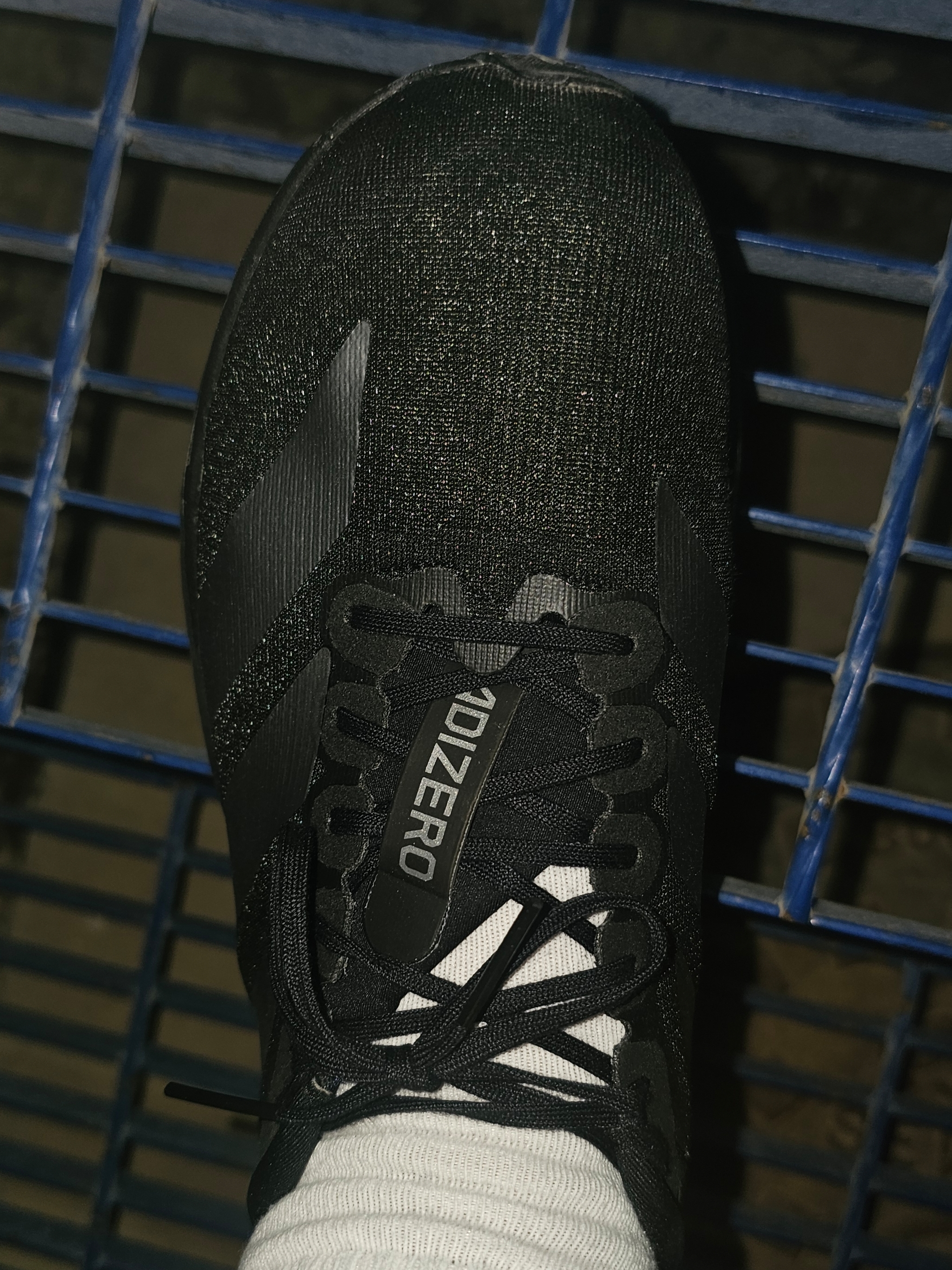 Adidas Adizero EVO SL Core Black Iron Metallic 착용 스타일