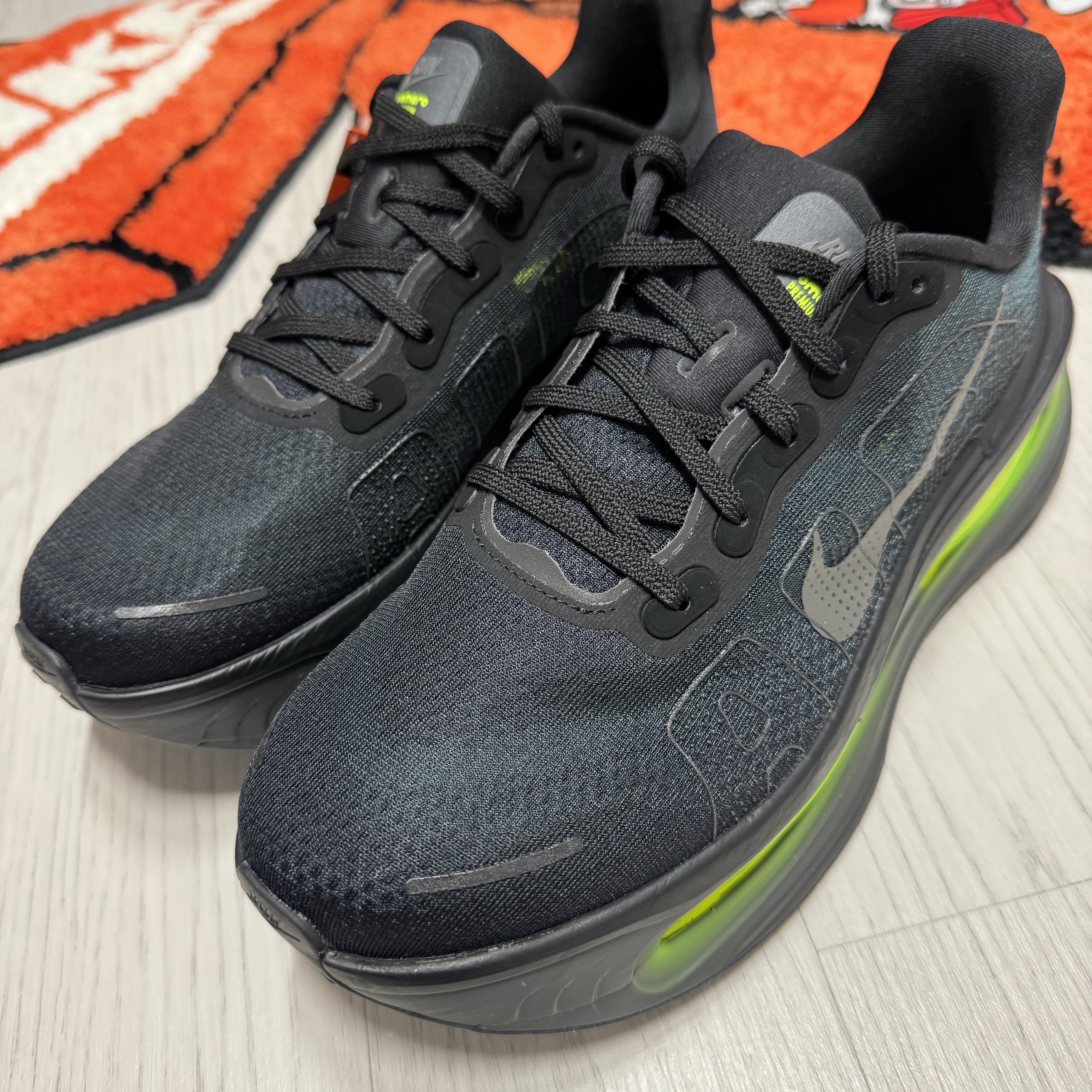 Nike Vomero Premium Black Iron Grey 착용 스타일 - 3