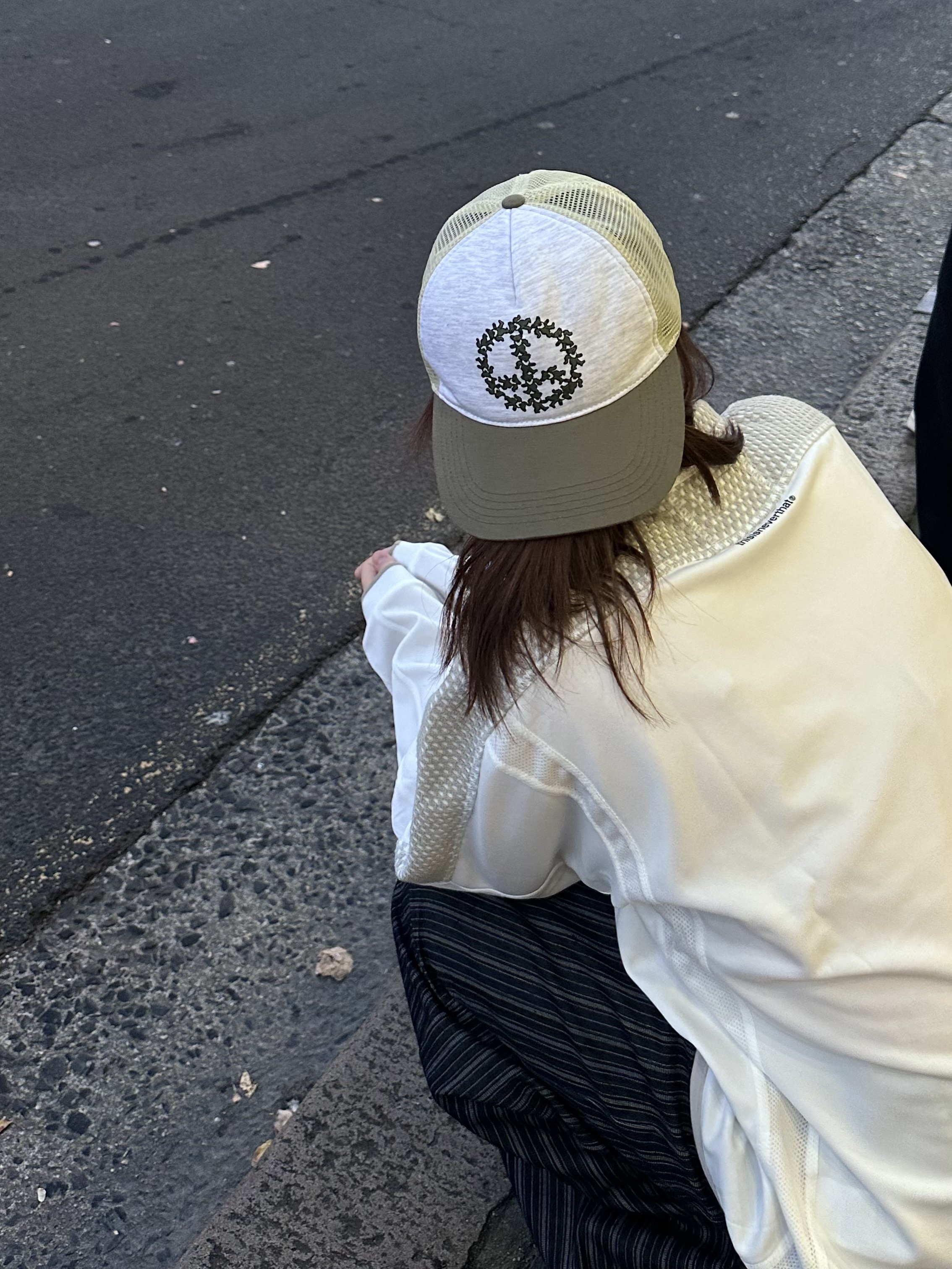 Thisisneverthat x Grateful Dead Soccer Jersey White, Thisisneverthat x Grateful Dead Peace Bears Mesh Trucker Cap Olive 착용 스타일 - 1