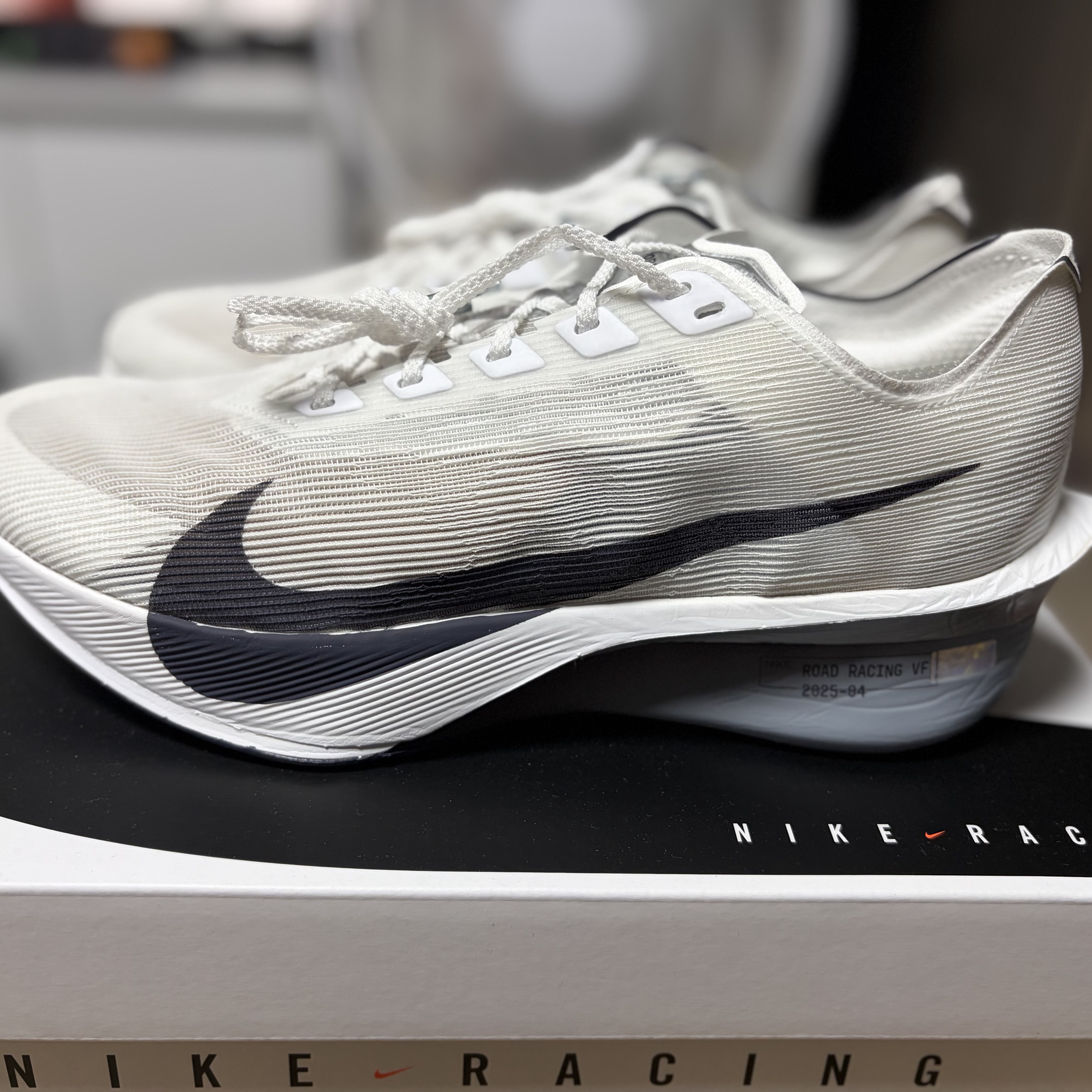 Nike ZoomX Vaporfly Next% 4 White Gridiron 착용 스타일 - 1