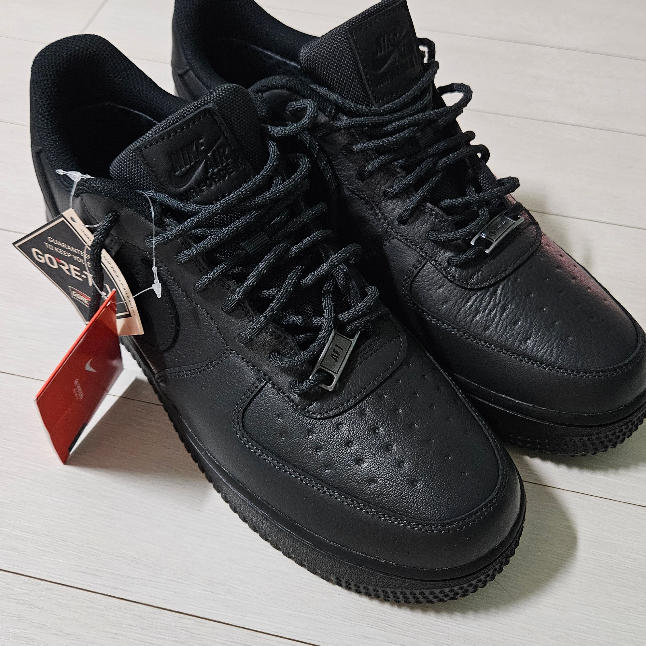 Nike Air Force 1 Low Gore-Tex Vibram Off Noir and Black 착용 스타일 - 2