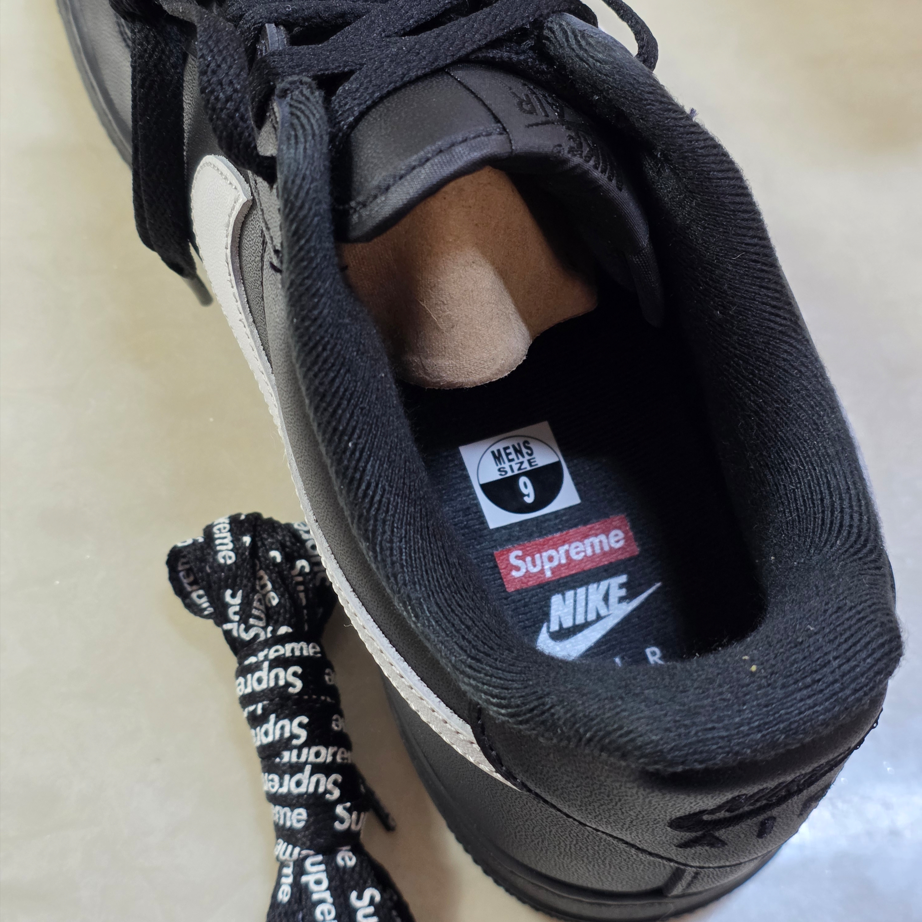 Nike x Supreme Air Force 1 Low Black 착용 스타일 - 1