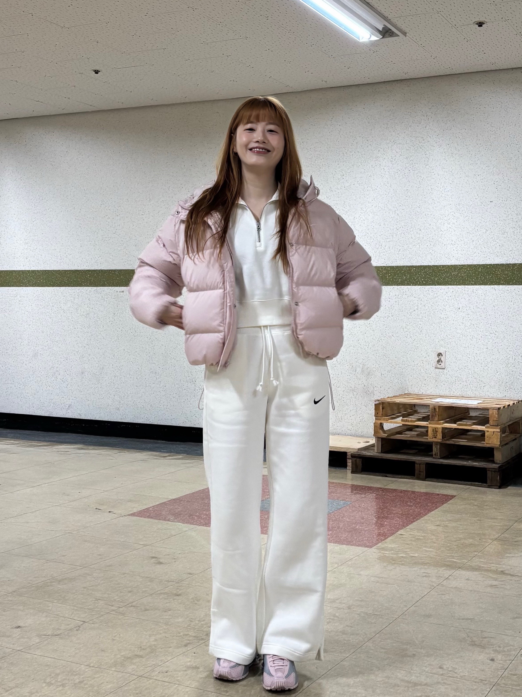 (W) Nike NSW Metro Therma-Fit Loose Fit Hooded Padded Jacket Black White, (W) Nike Shox R4 Barely Rose Metallic Platinum 착용 스타일 - 6