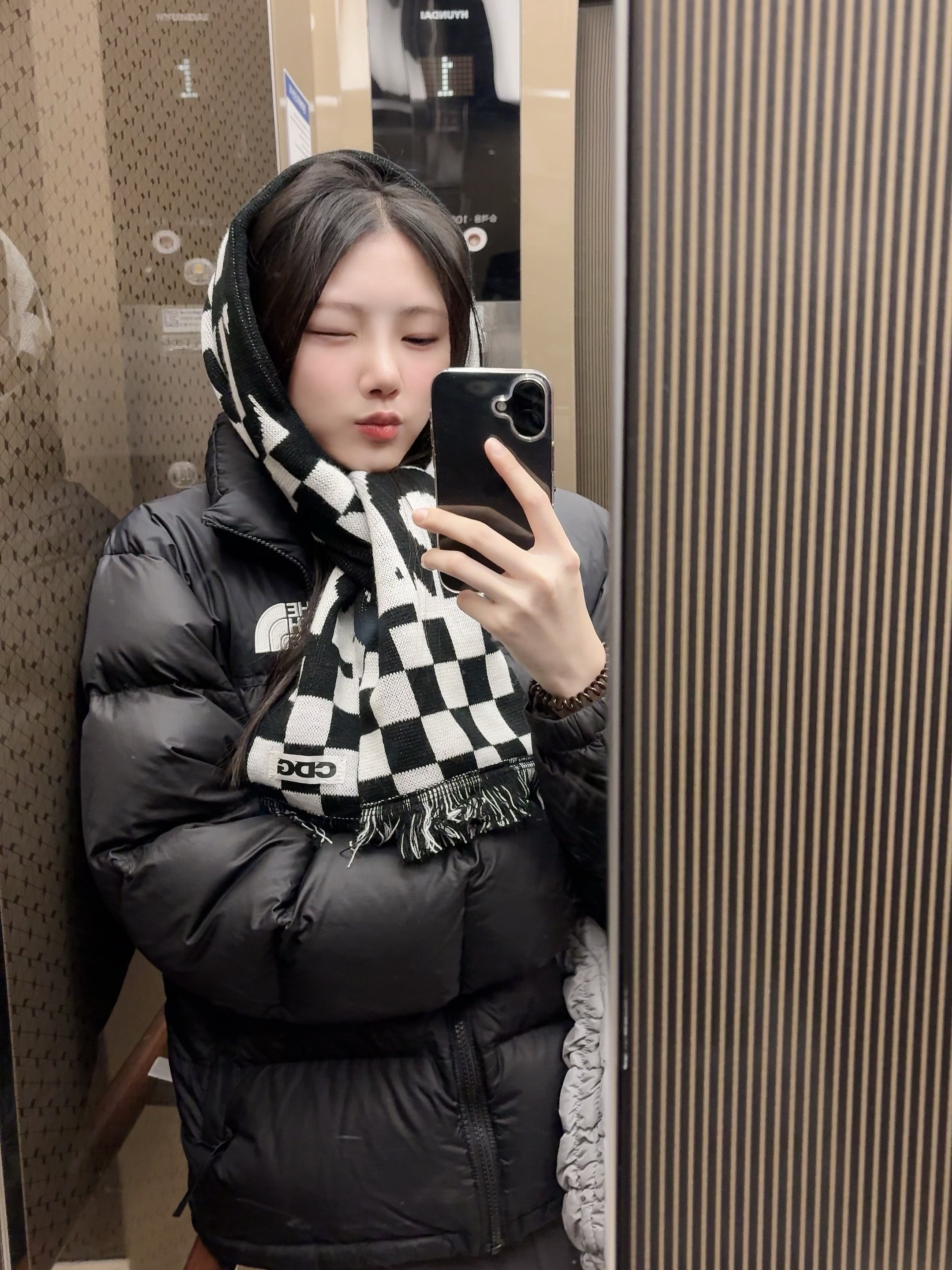 CDG Logo Check Muffler White Black, The North Face 1996 Eco Nuptse Jacket Black 착용 스타일 - 2