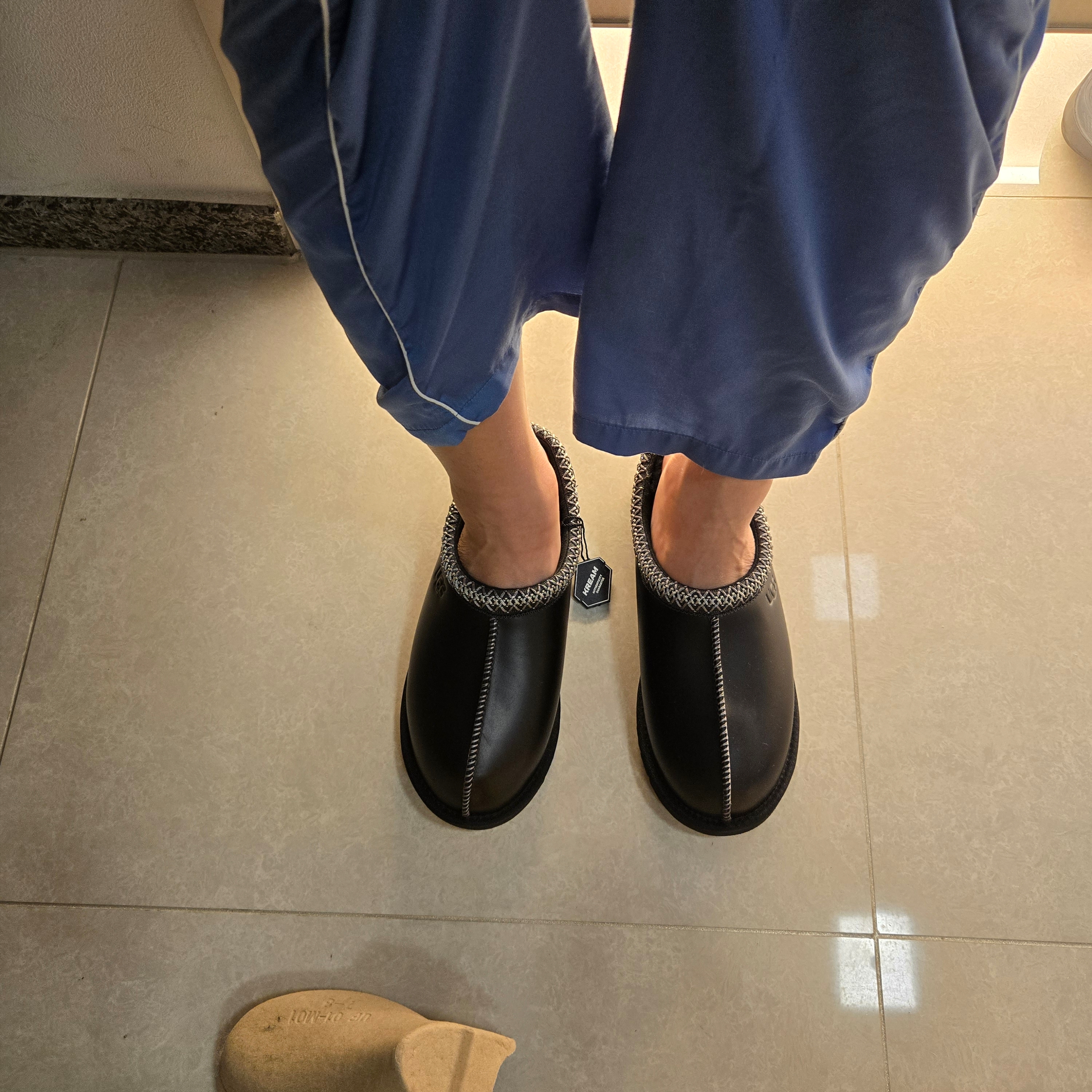 UGG Tasman Leather Regenerate Black 착용 스타일