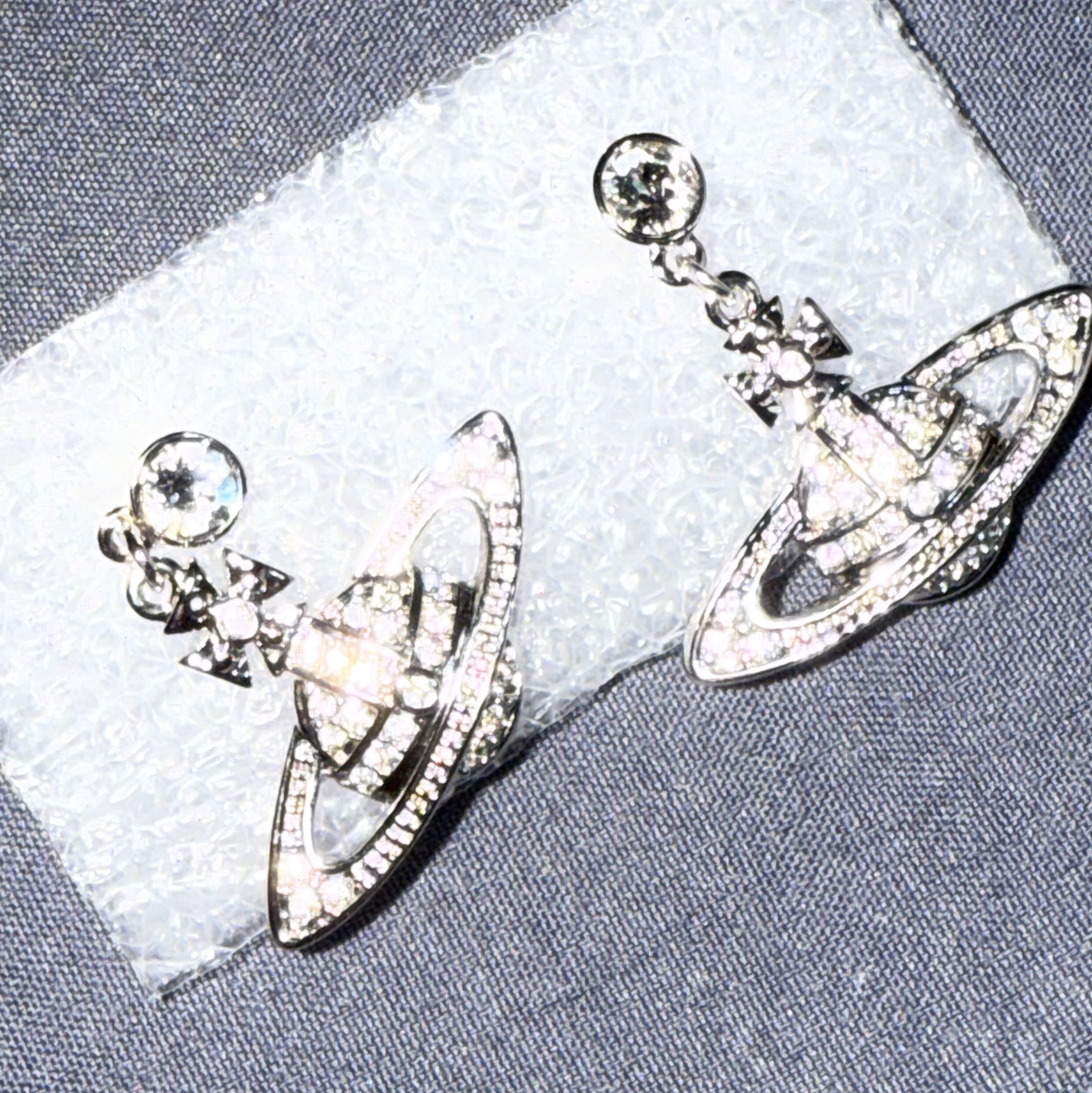 (W) Vivienne Westwood Mini Bas Relief Drop Earrings Silver 착용 스타일 - 1