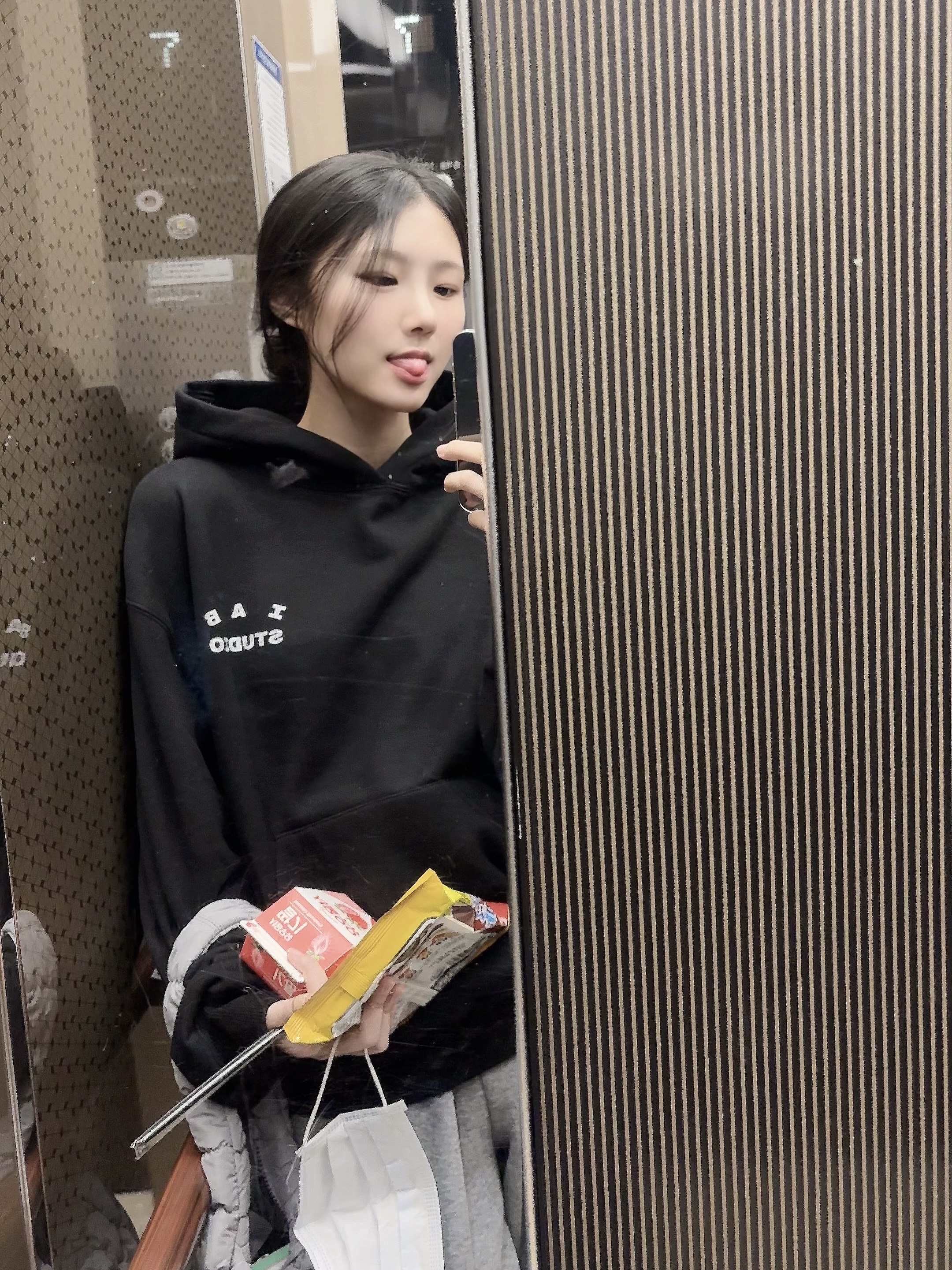 IAB Studio IAB Camo Logo Hoodie Black, COS Quilted Mini Bag Grey 착용 스타일