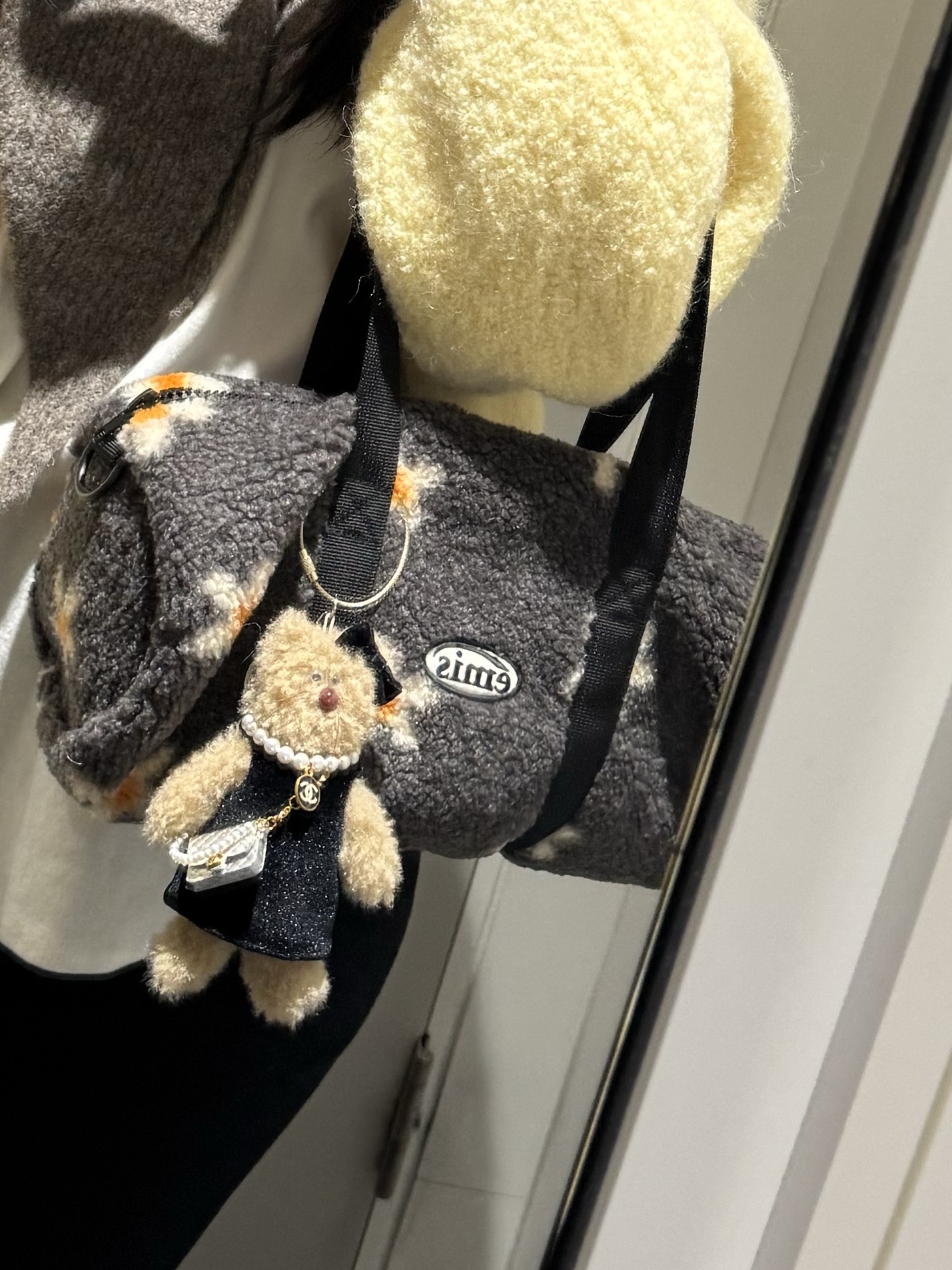 (W) UGG Classic Ultra Mini Platform Boots Chestnut, Emis Flower Boucle Crossed Body Bag Black 착용 스타일 - 3