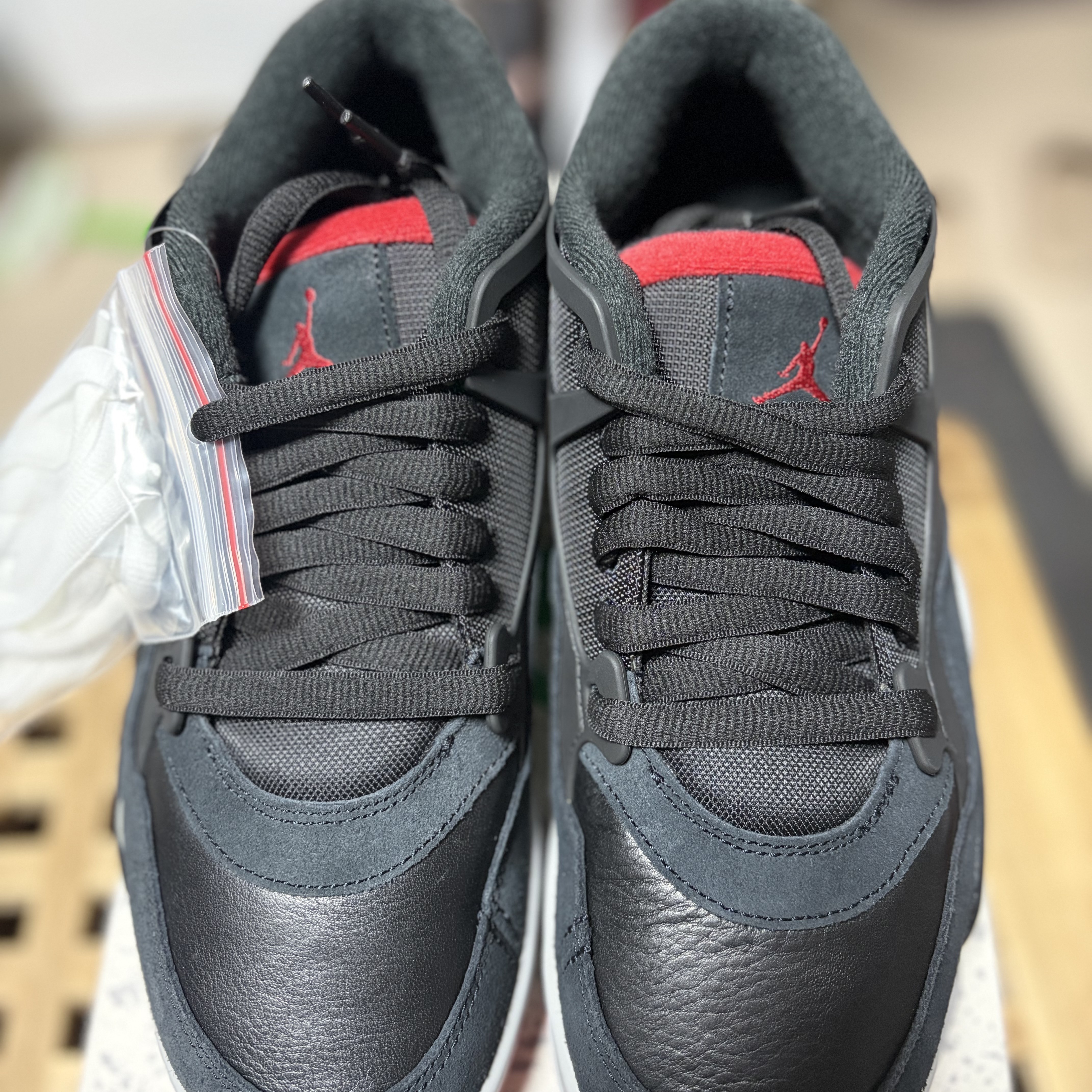 Jordan 4 RM Black Varsity Red 착용 스타일 - 4