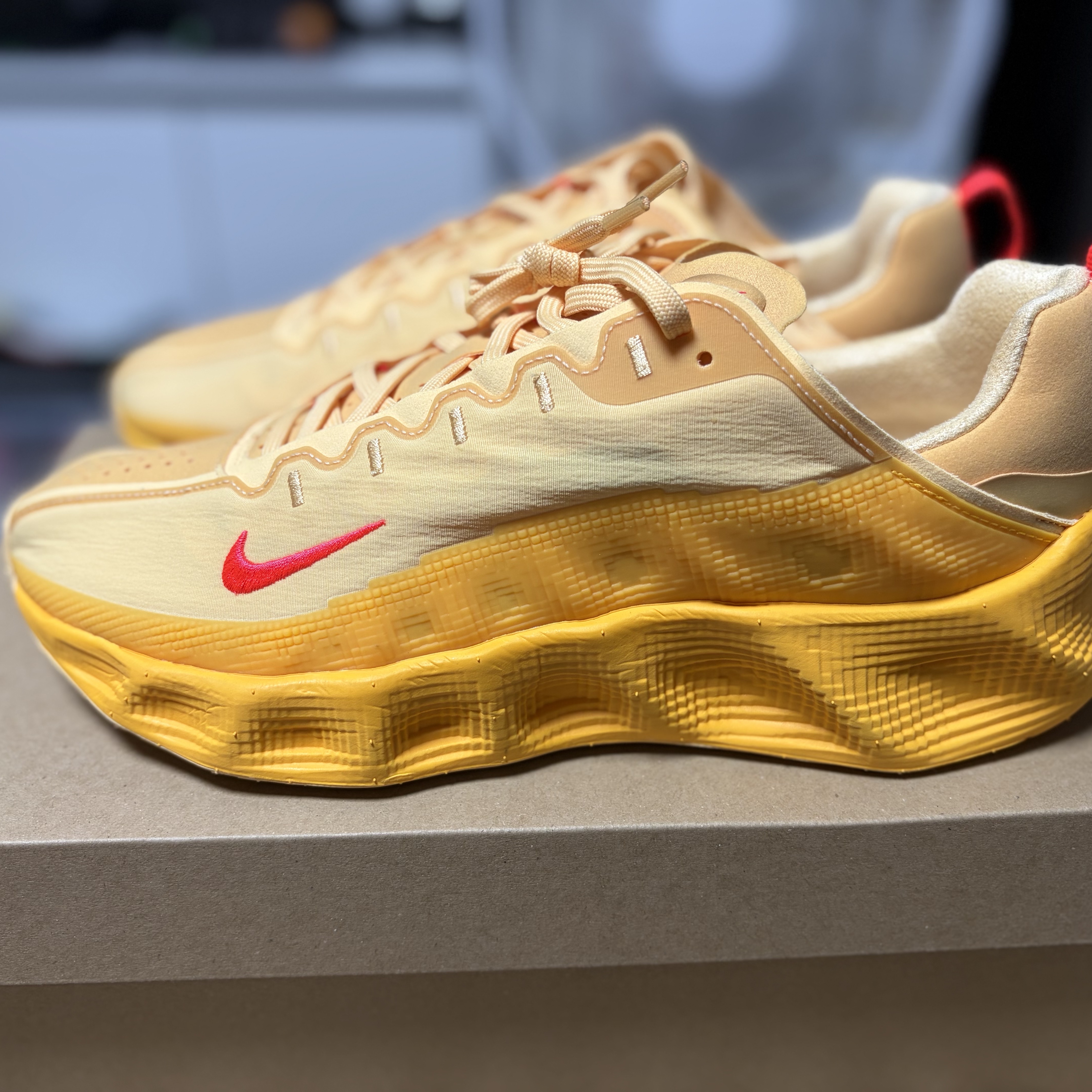 Nike Ava Rover Celestial Gold Bright Crimson 착용 스타일 - 1