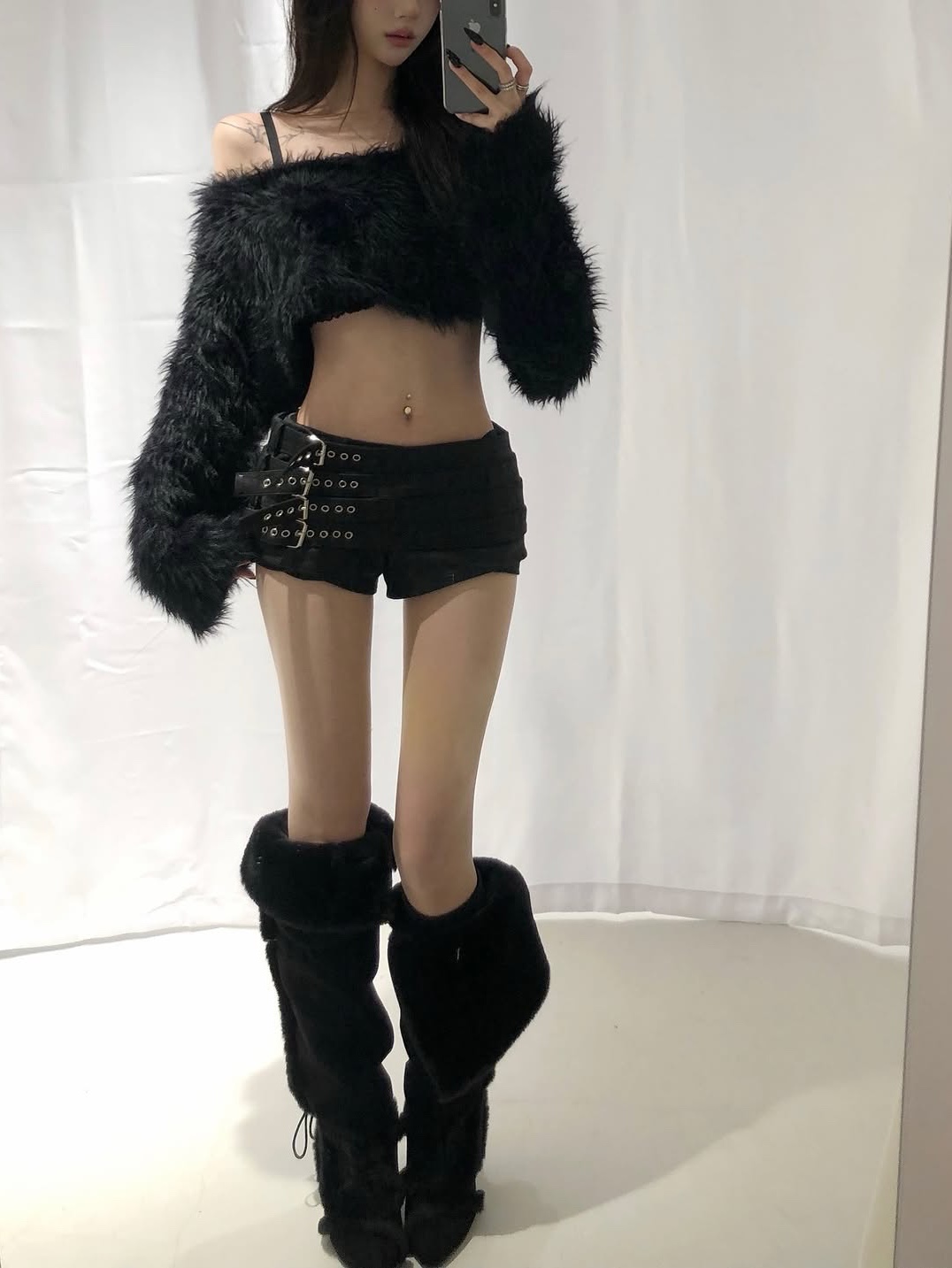 [KREAM 단독] Bonnae Belted Micro Shorts Ivory, [KREAM 단독] Bonnae Belted Micro Shorts Black 착용 스타일