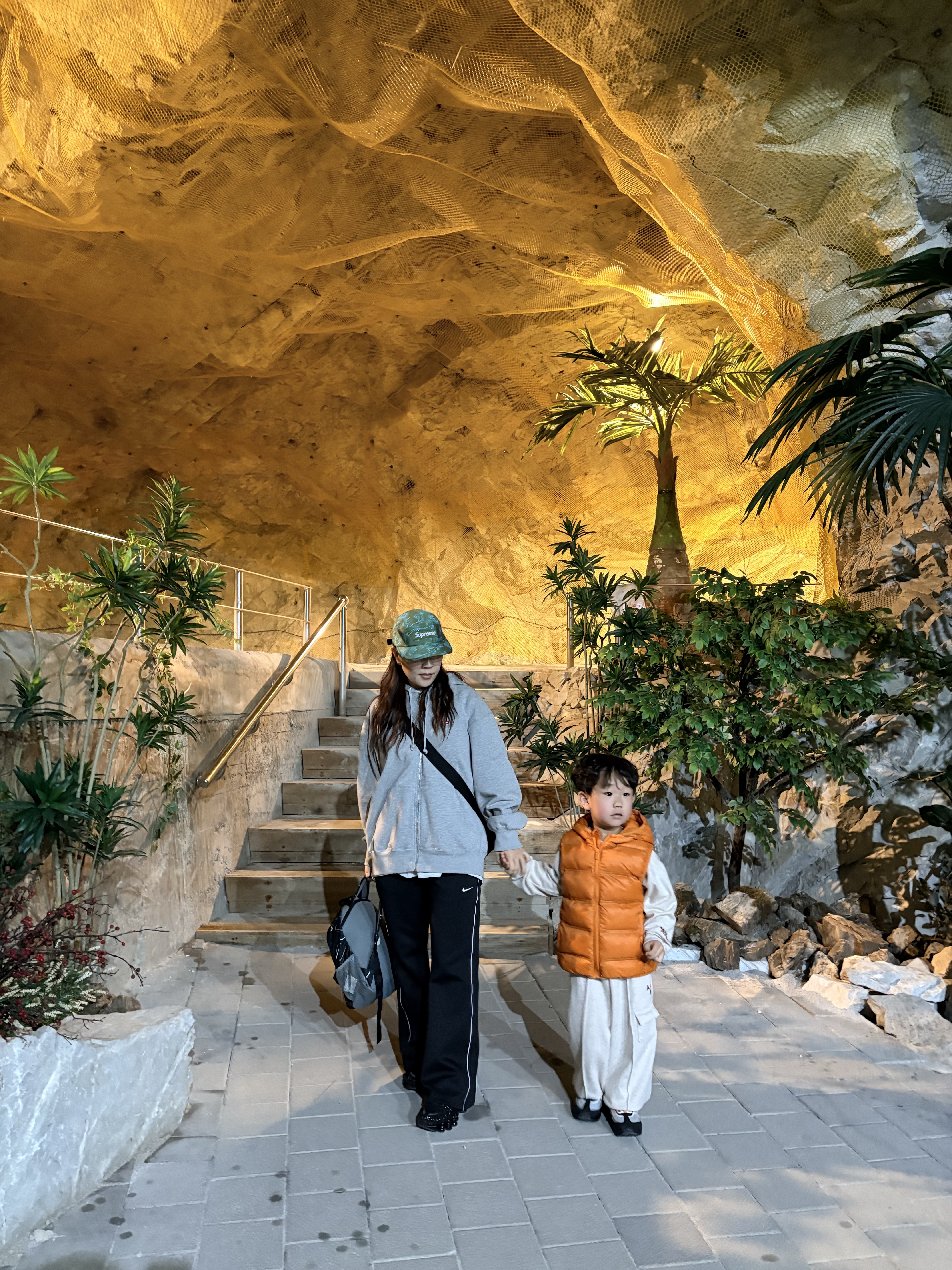 (W) Nike Shox TL Black and Max Orange, (PS) Nike Air Max 95 OG Bright Mandarin 착용 스타일 - 1