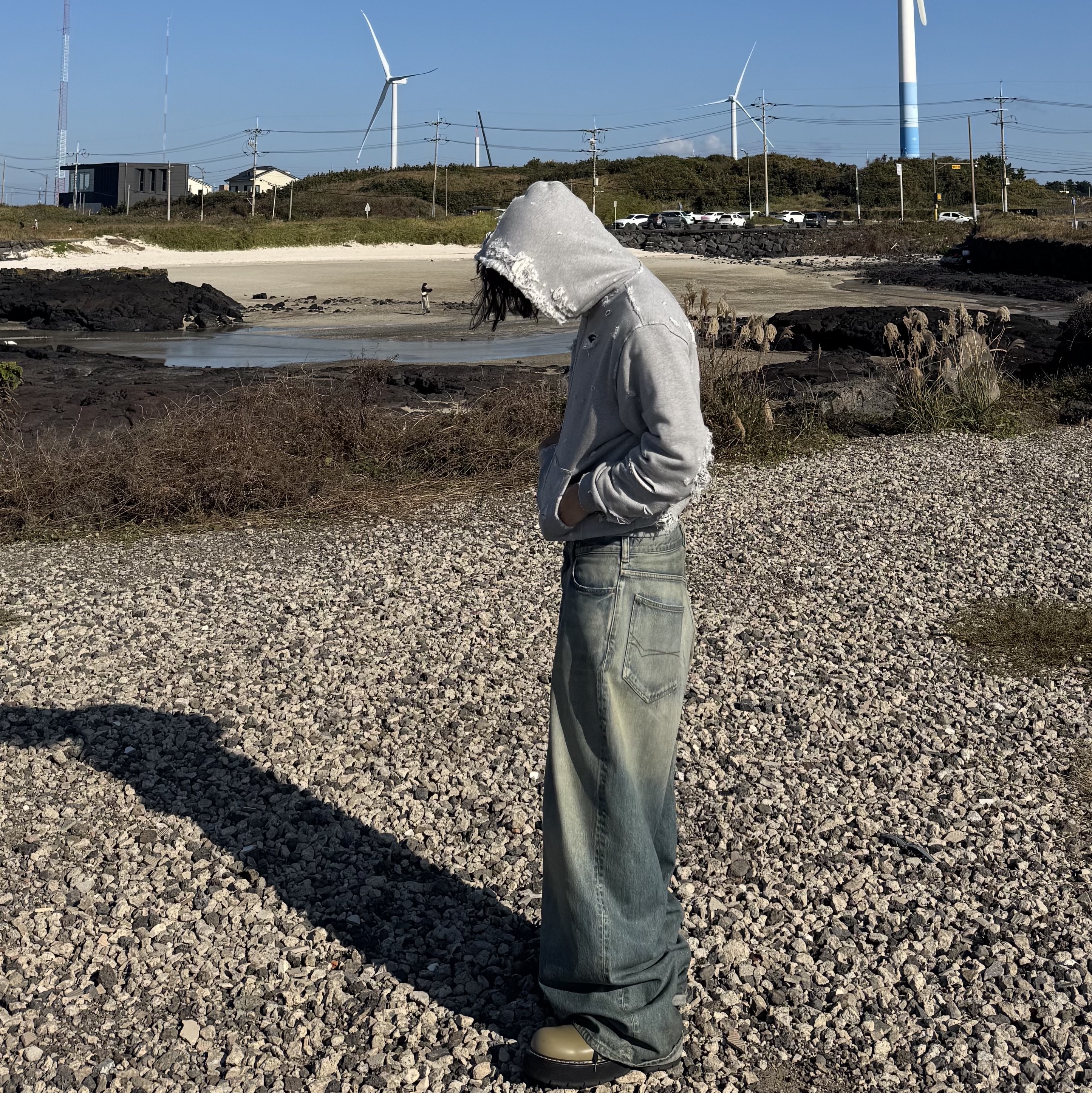 emostanceclub Distressed Hoodie Zip-Up Grey, Balenciaga Large Baggy Jeans in Blue Coated Soft Denim 착용 스타일 - 2