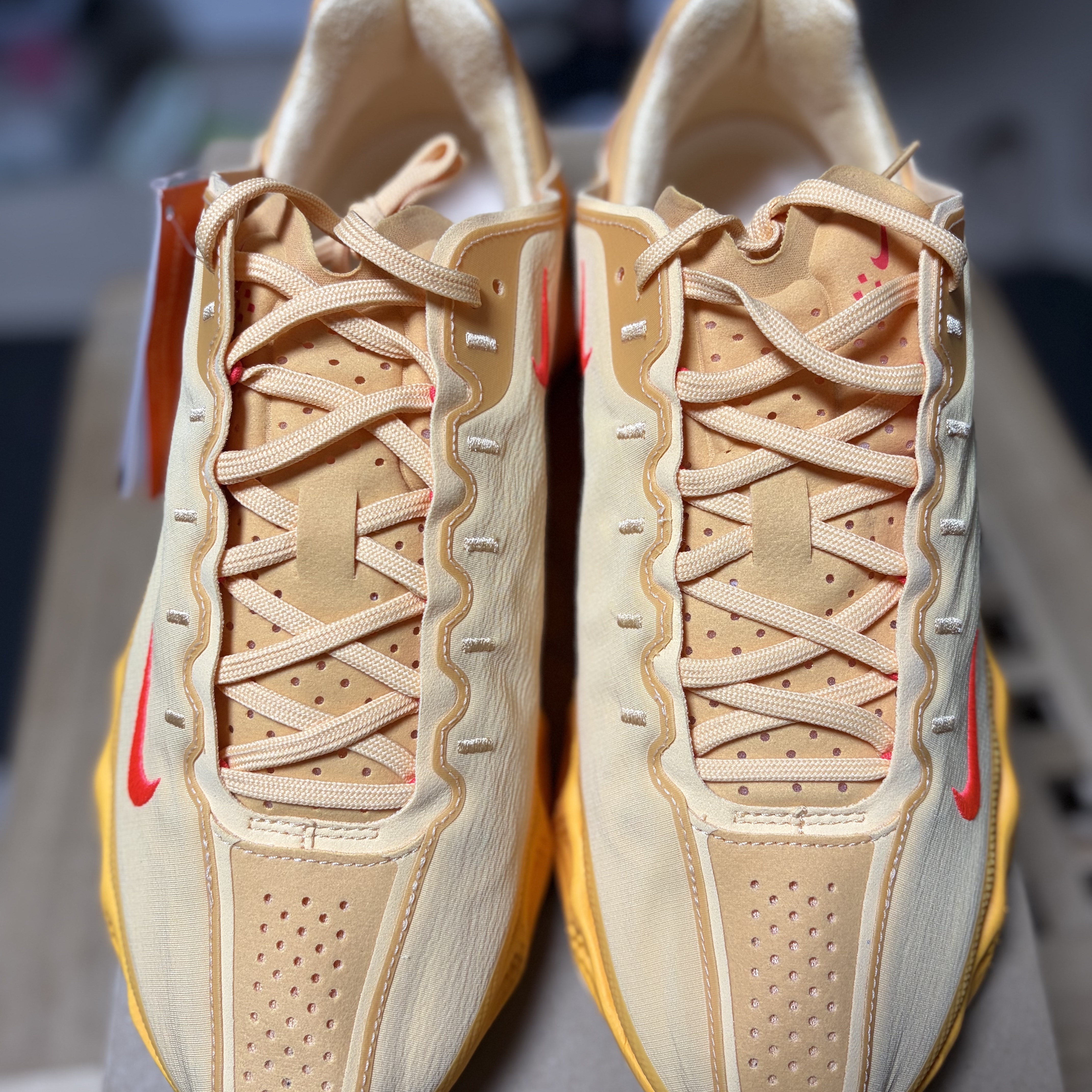 Nike Ava Rover Celestial Gold Bright Crimson 착용 스타일 - 4