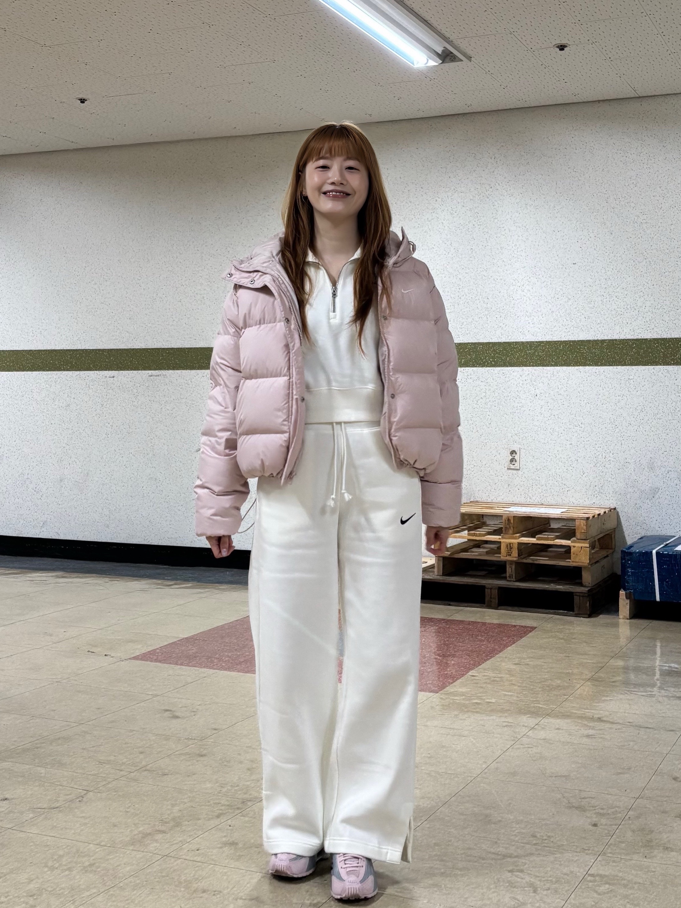 (W) Nike NSW Metro Therma-Fit Loose Fit Hooded Padded Jacket Black White, (W) Nike Shox R4 Barely Rose Metallic Platinum 착용 스타일 - 7