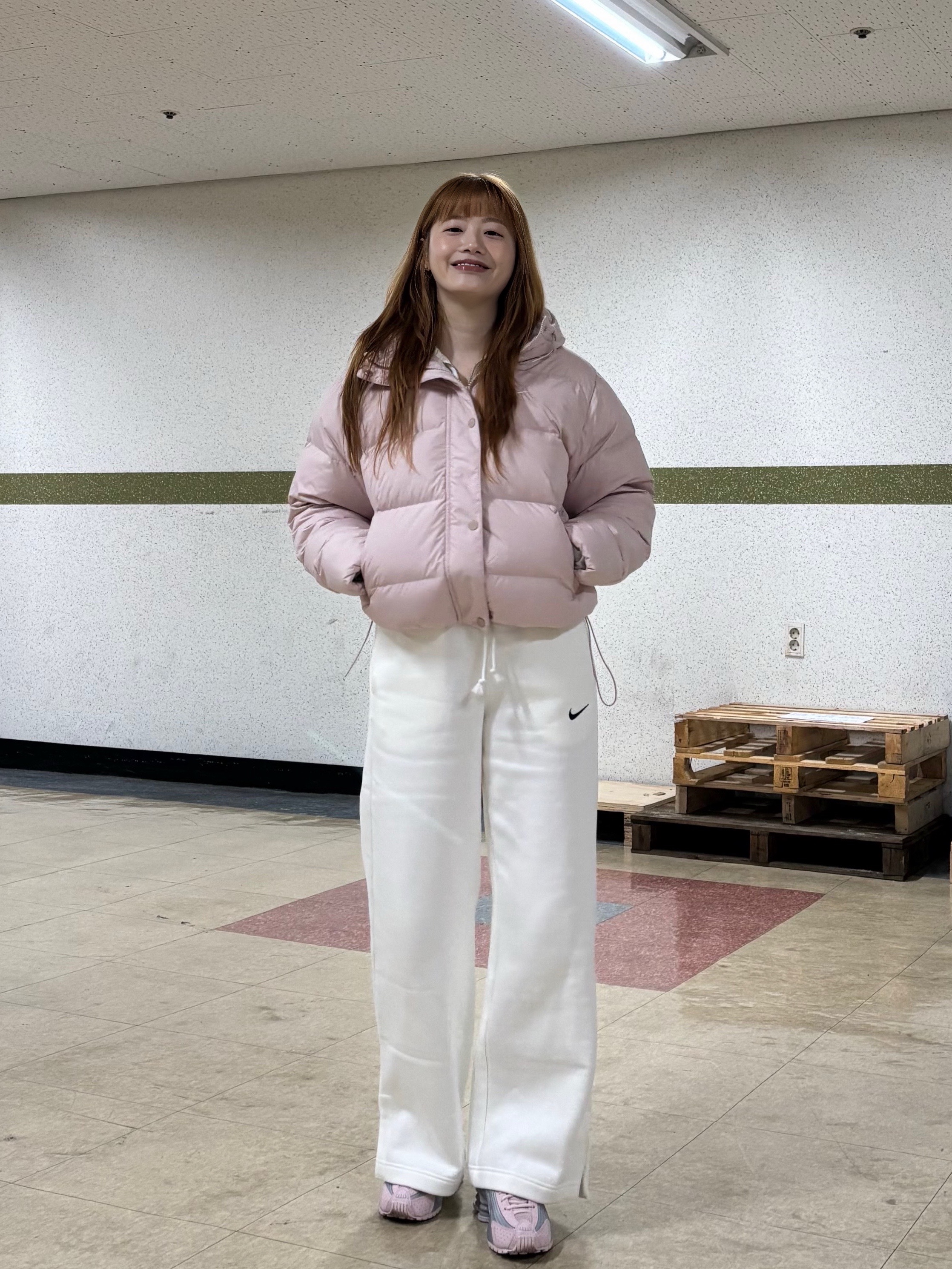 (W) Nike NSW Metro Therma-Fit Loose Fit Hooded Padded Jacket Black White, (W) Nike Shox R4 Barely Rose Metallic Platinum 착용 스타일 - 1