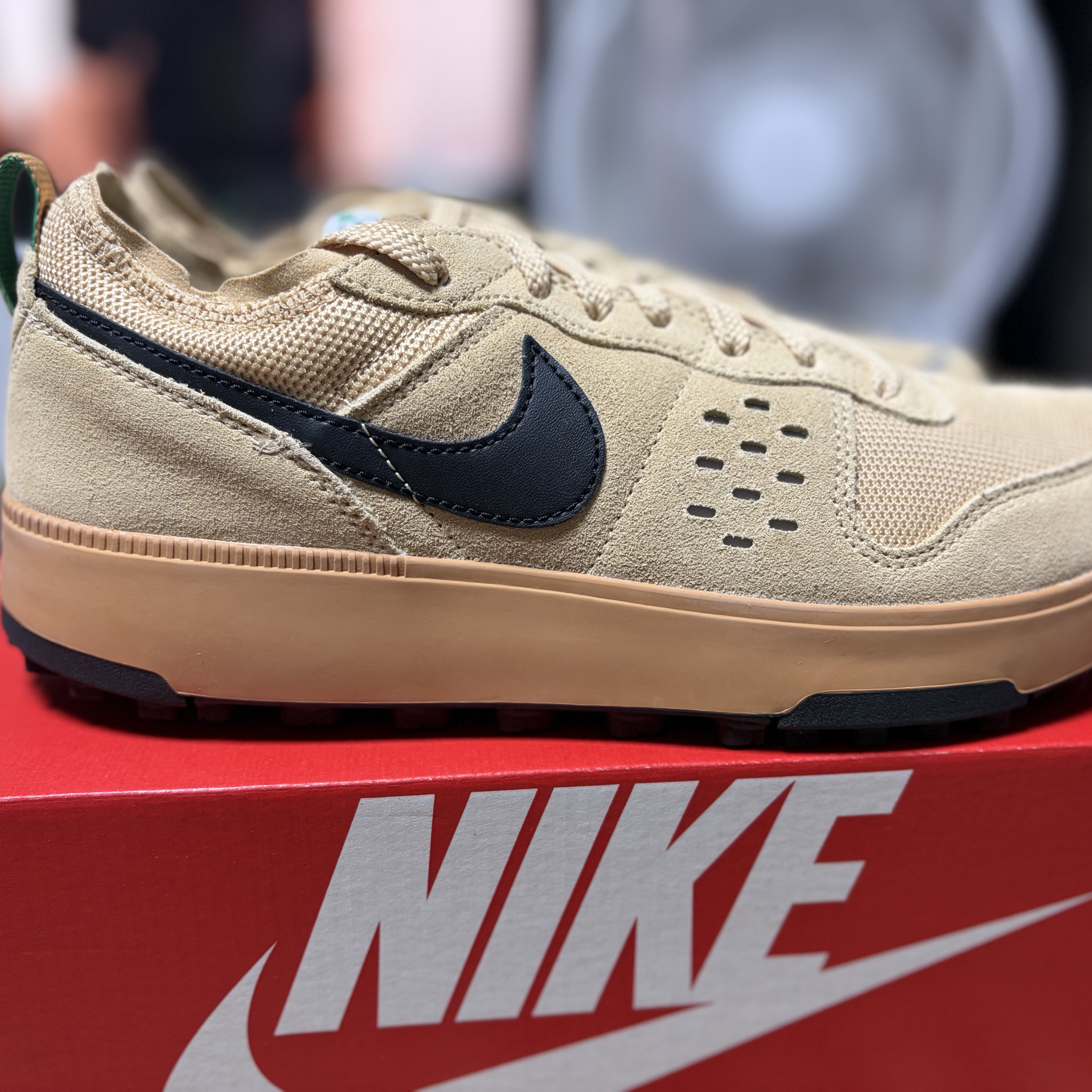 Nike C1TY Brownstone Flax Sesame 착용 스타일 - 3