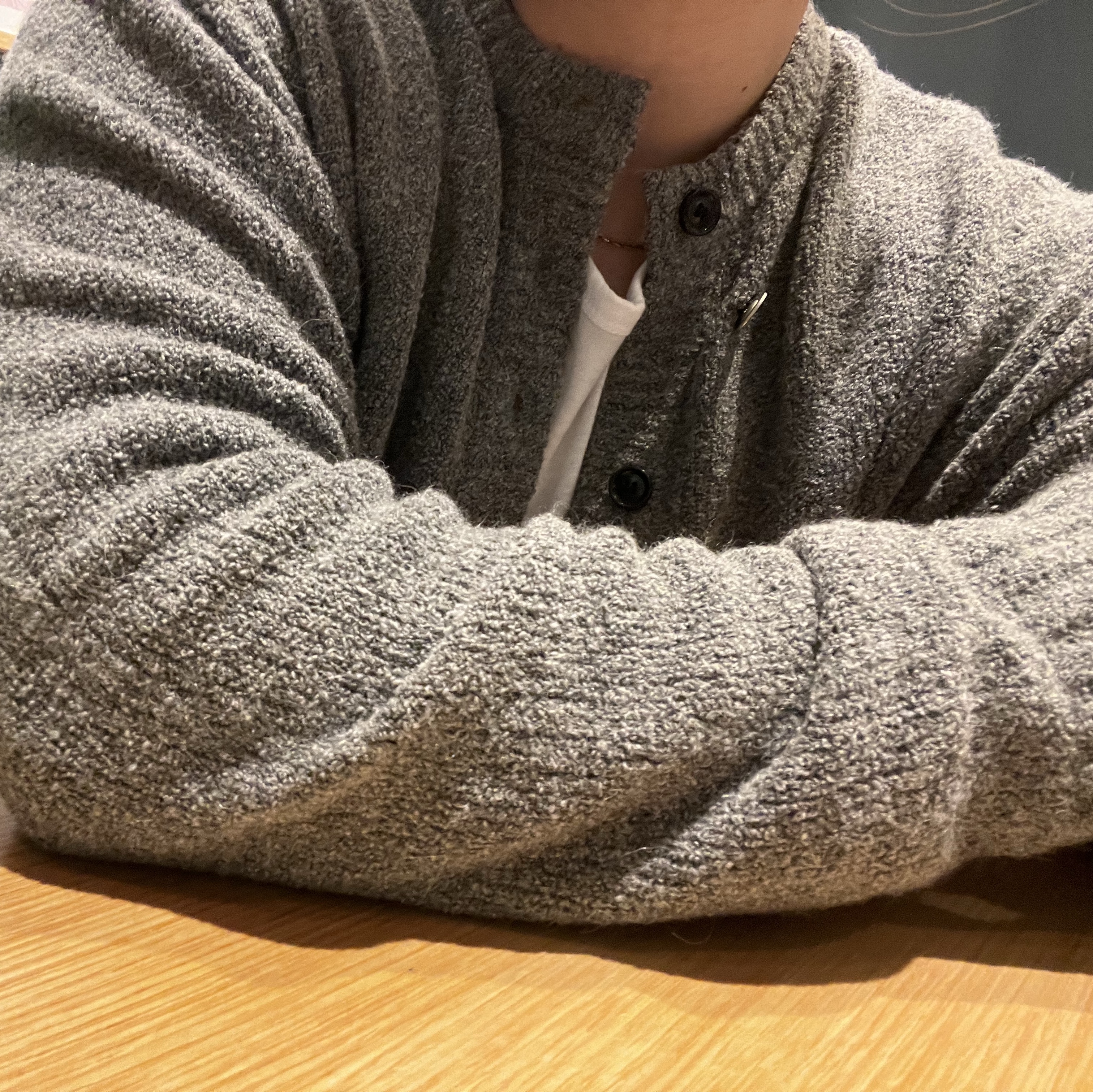 Tonywack Baby Alpaca Brushed Crew-Neck Cardigan Melange Grey 착용 스타일