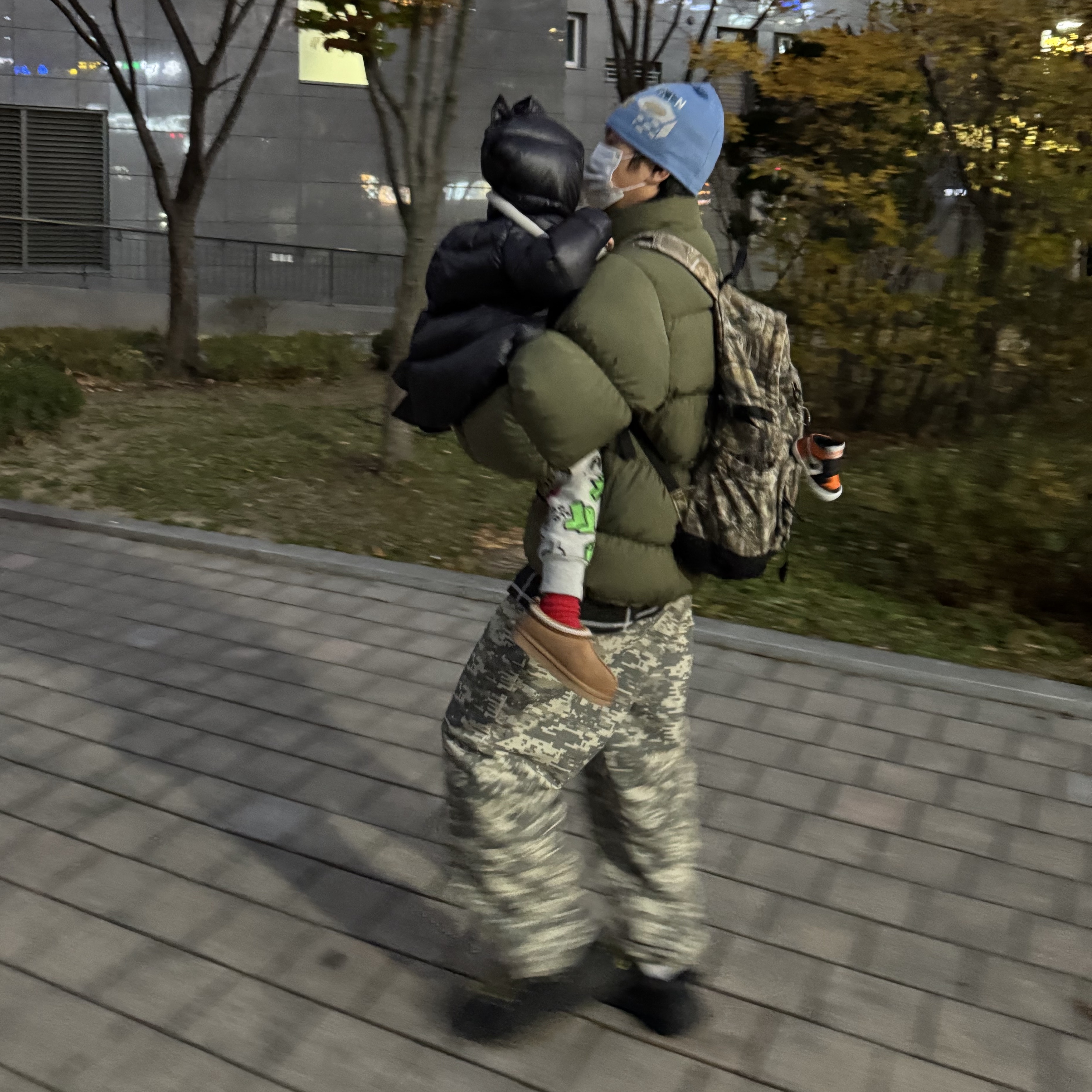 Stussy x Mountain Hardwear Caelum Dome Beanie Nitric Blue, Stussy Ripstop Down Puffer Jacket Olive - 22FW 착용 스타일 - 1