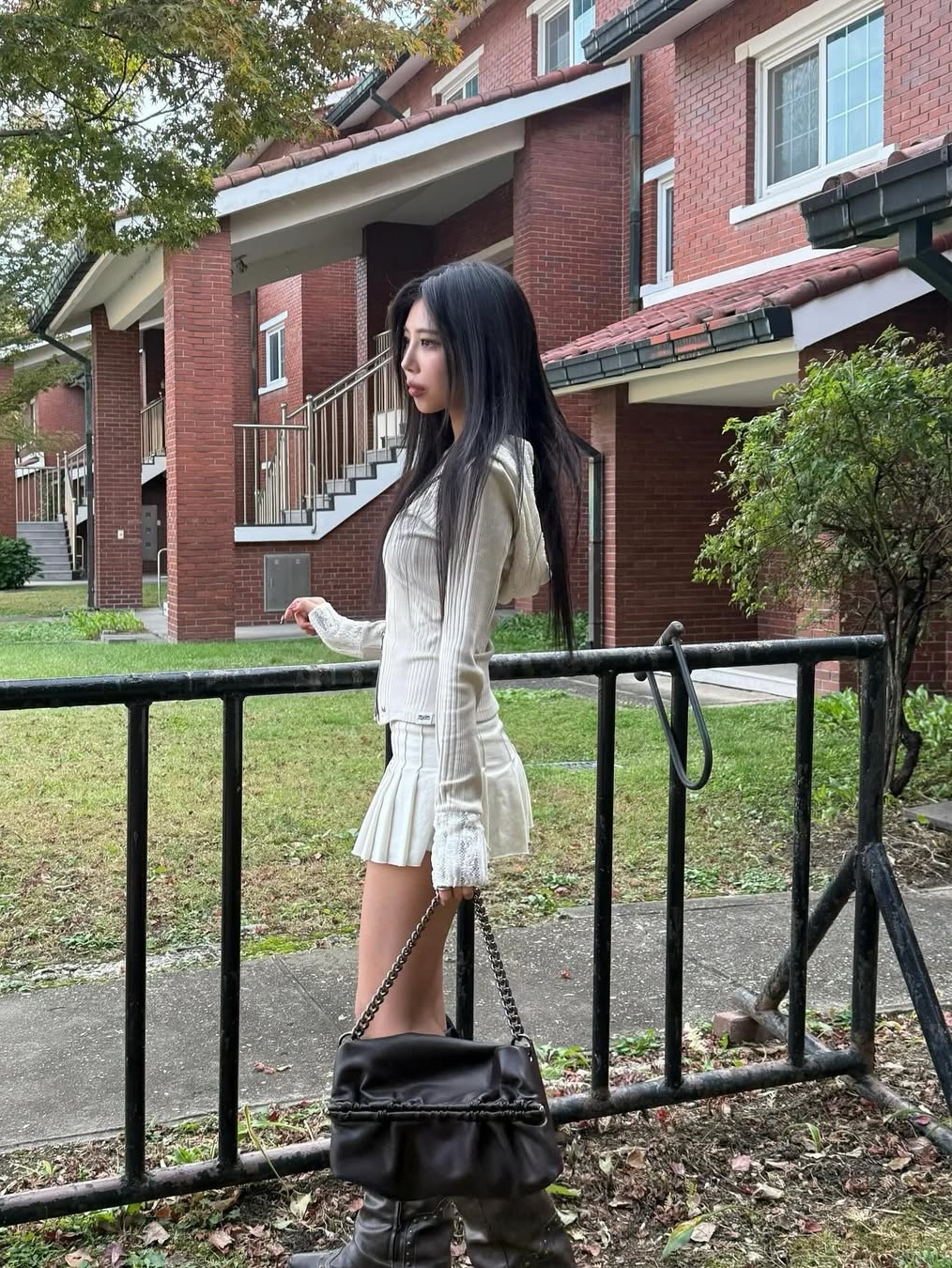 Bonnae Star Rivet Pleated Skort Ivory, Bonnae Star Rivet Pleated Skort Black 착용 스타일