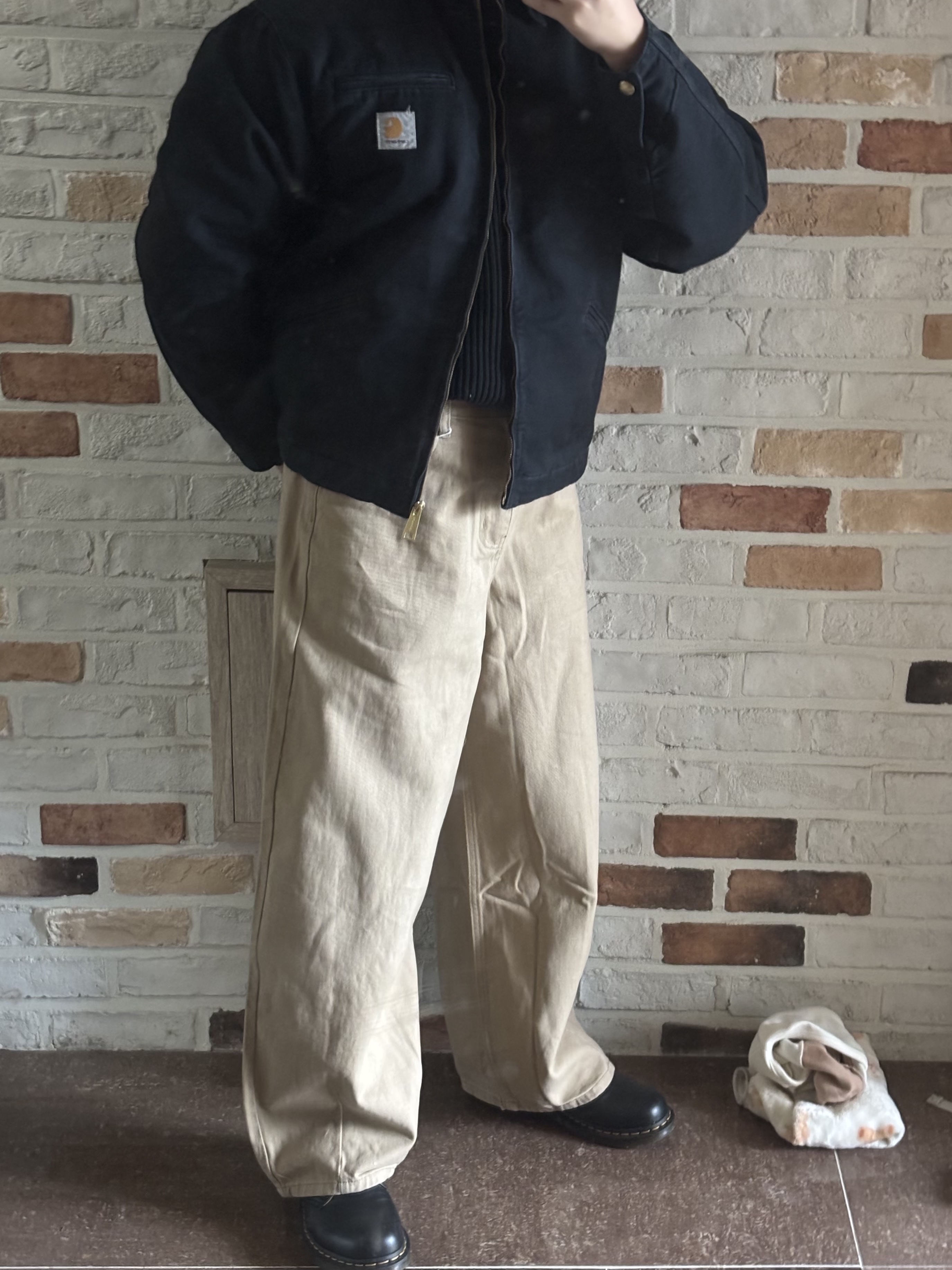 Carhartt WIP OG Detroit Jacket Black Stone Canvas, Dr. Martens 1461 Smooth Black 착용 스타일