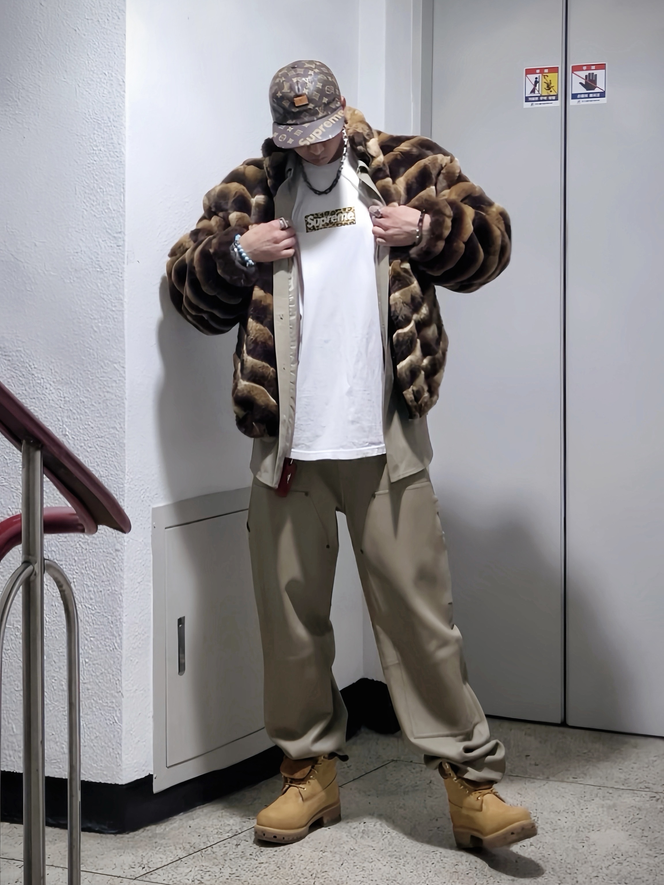 Supreme Faux Fur Jacket Brown - 24SS, Supreme Leather S/S Work Shirt Tan - 23FW ์ฐฉ์ฉ ์คํ์ผ