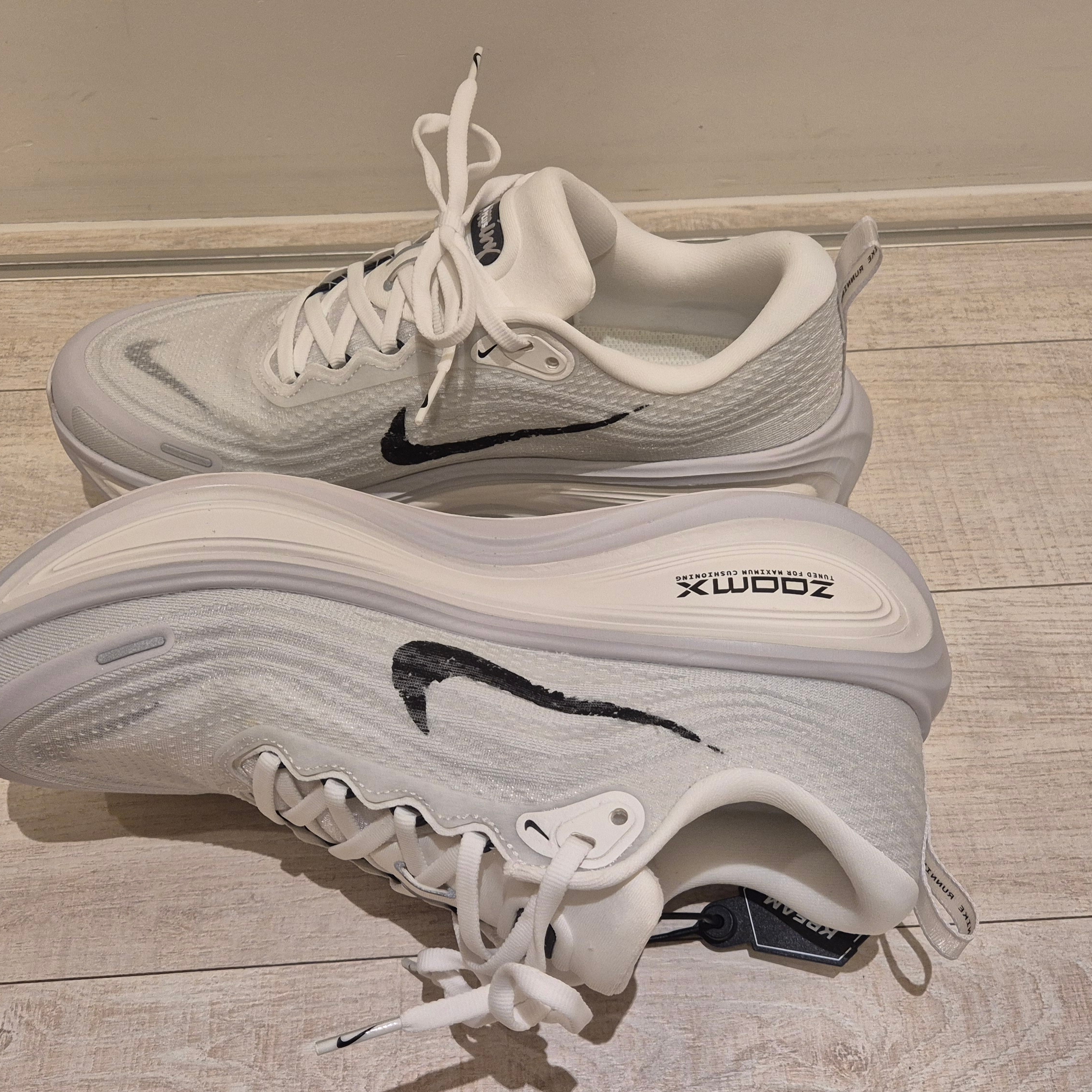 Nike Vomero Plus RUN Summit White Vast Grey 착용 스타일 - 2
