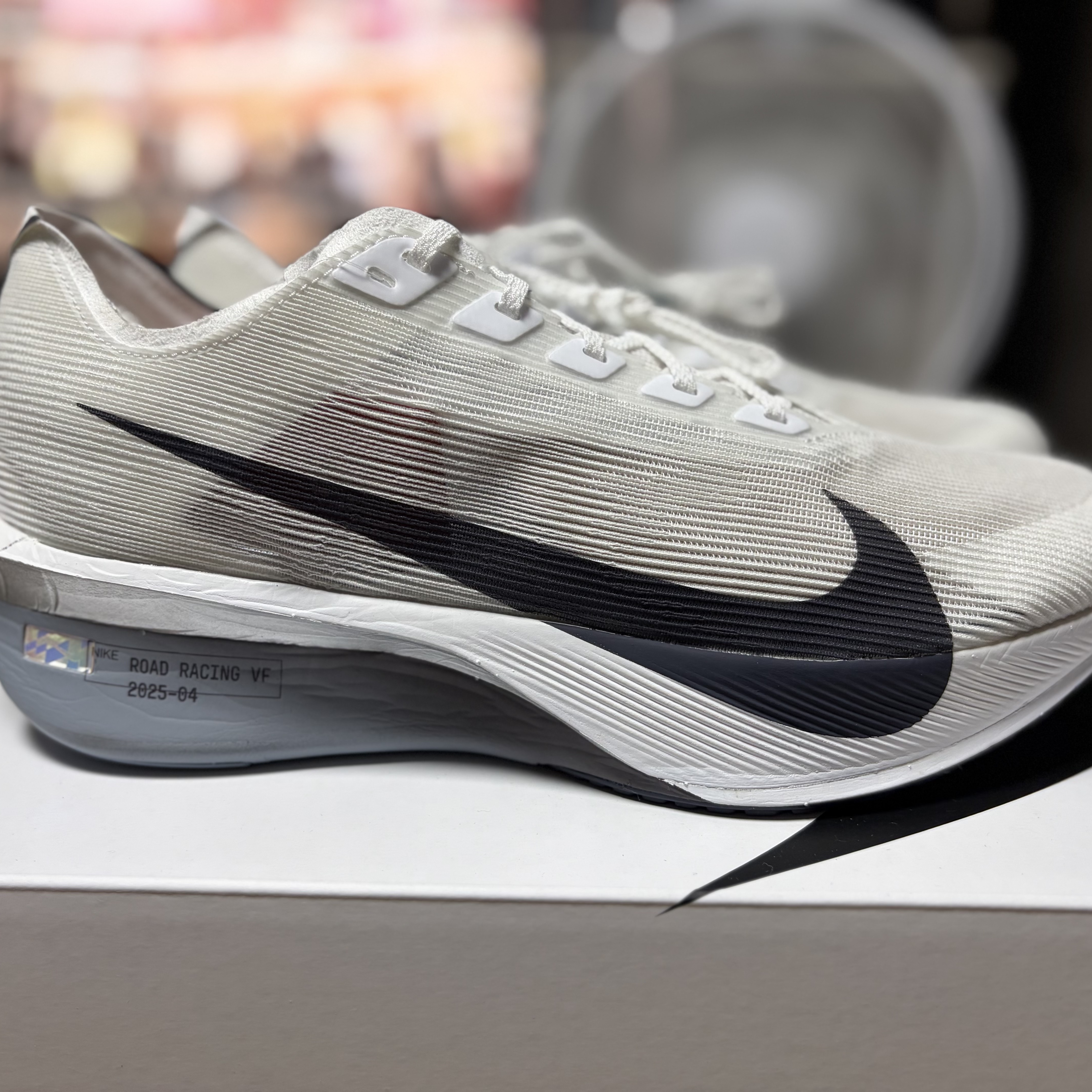 Nike ZoomX Vaporfly Next% 4 White Gridiron 착용 스타일 - 3