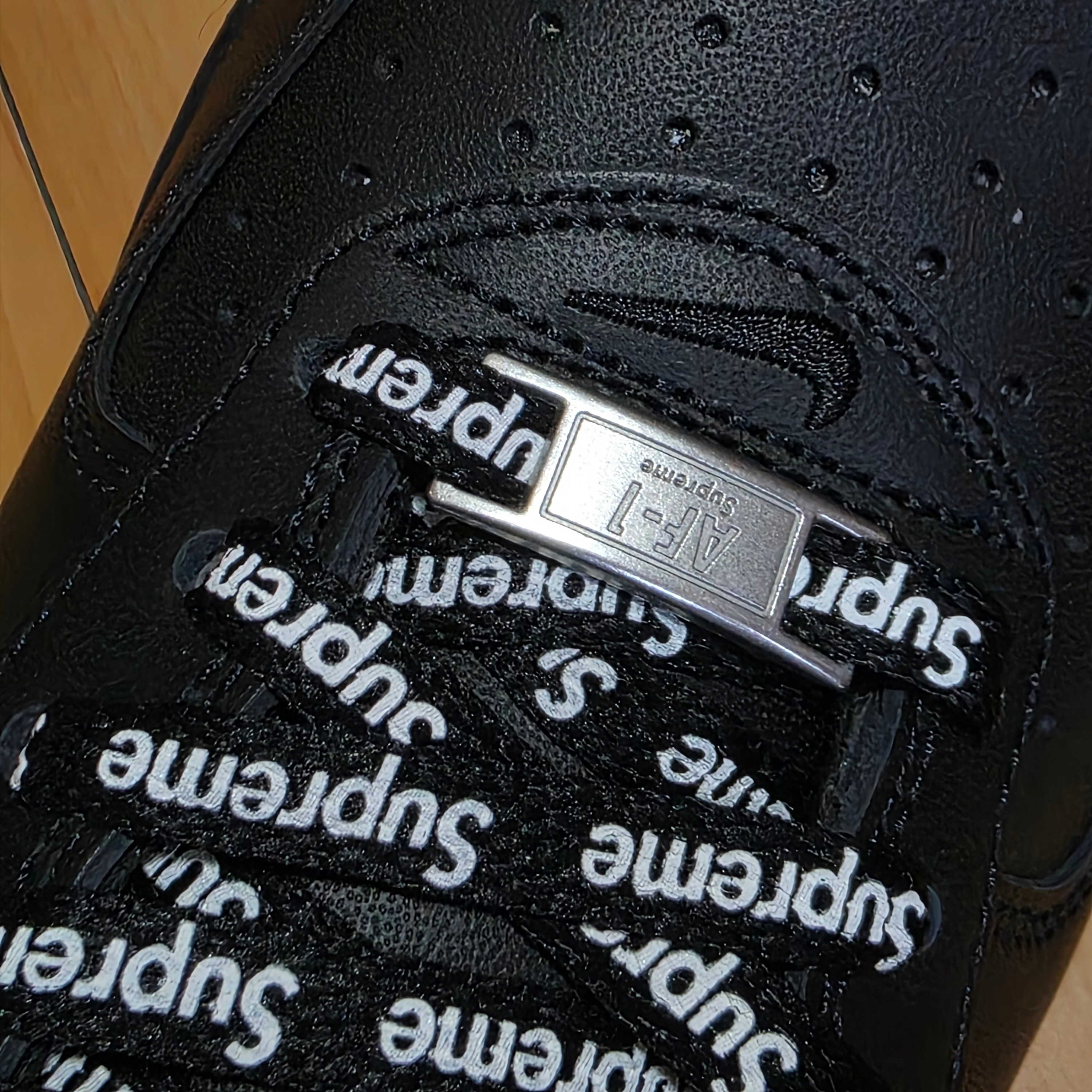 Nike x Supreme Air Force 1 Low Black 착용 스타일 - 2