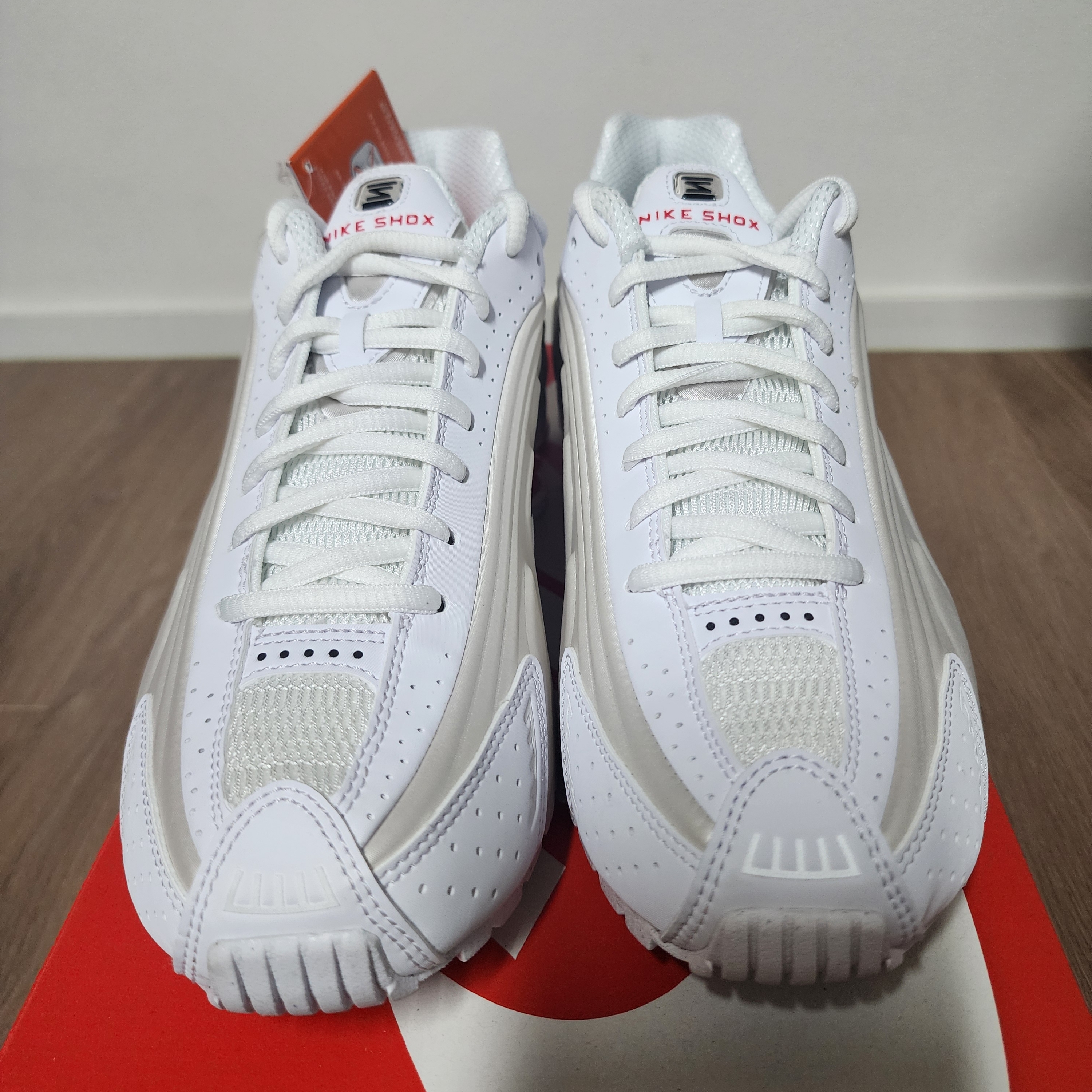 (W) Nike Shox R4 White Phantom 착용 스타일 - 1