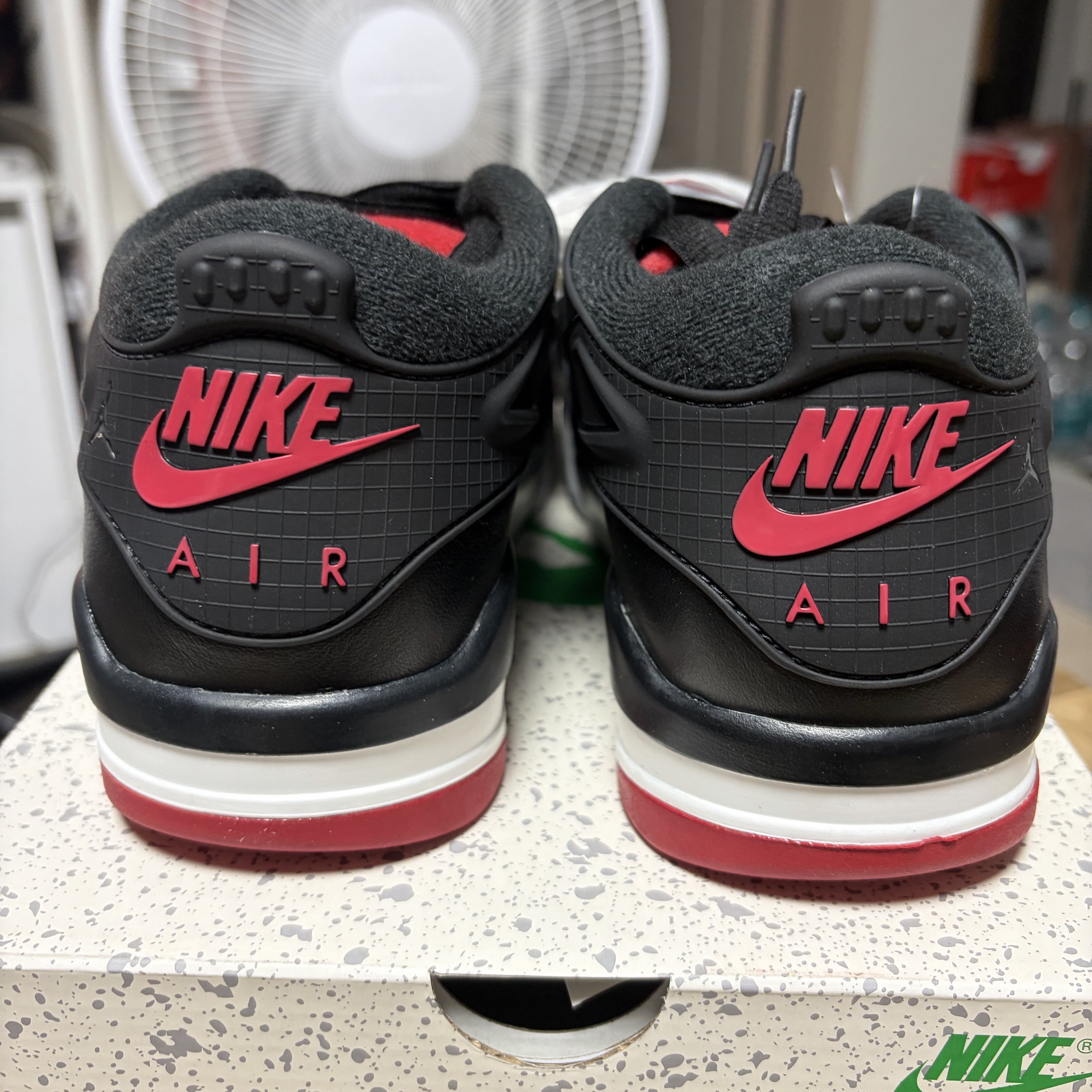 Jordan 4 RM Black Varsity Red 착용 스타일 - 5