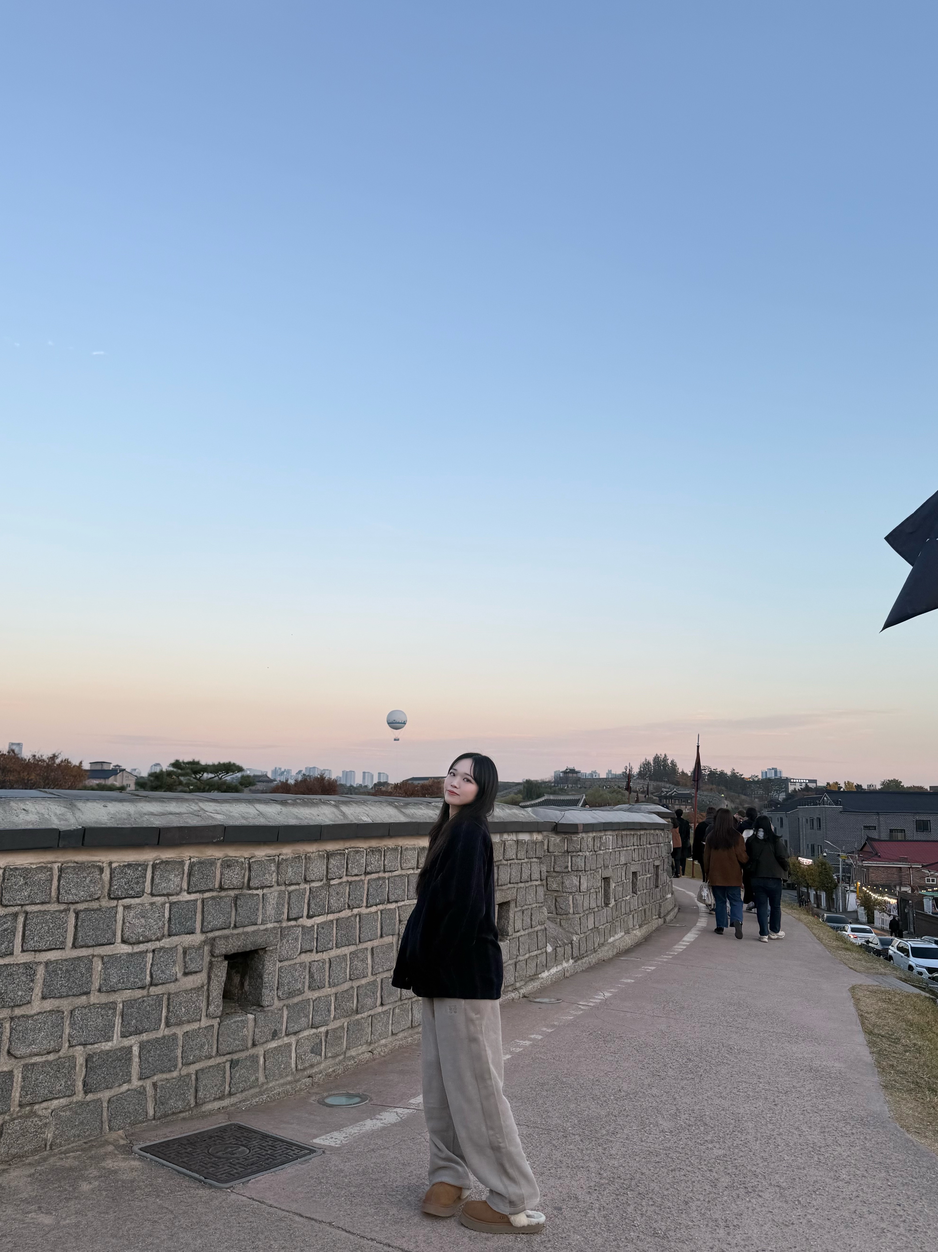 Uniqlo x Needles Fleece Oversized Cardigan Black - KR, Uniqlo x Needles Fleece Wide Pants Beige - KR 착용 스타일 - 2