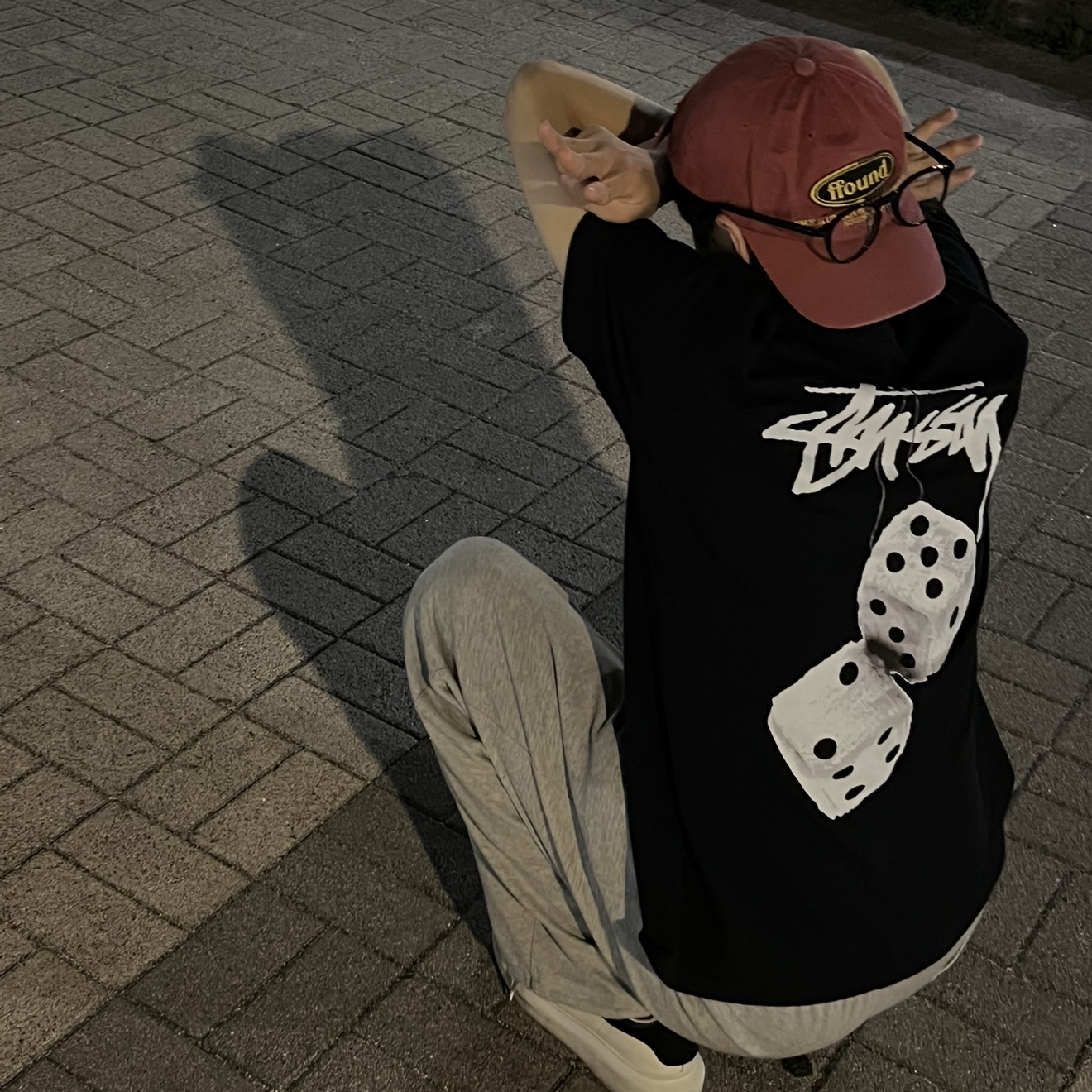 Stussy Fuzzy Dice T-Shirt Black 착용 스타일