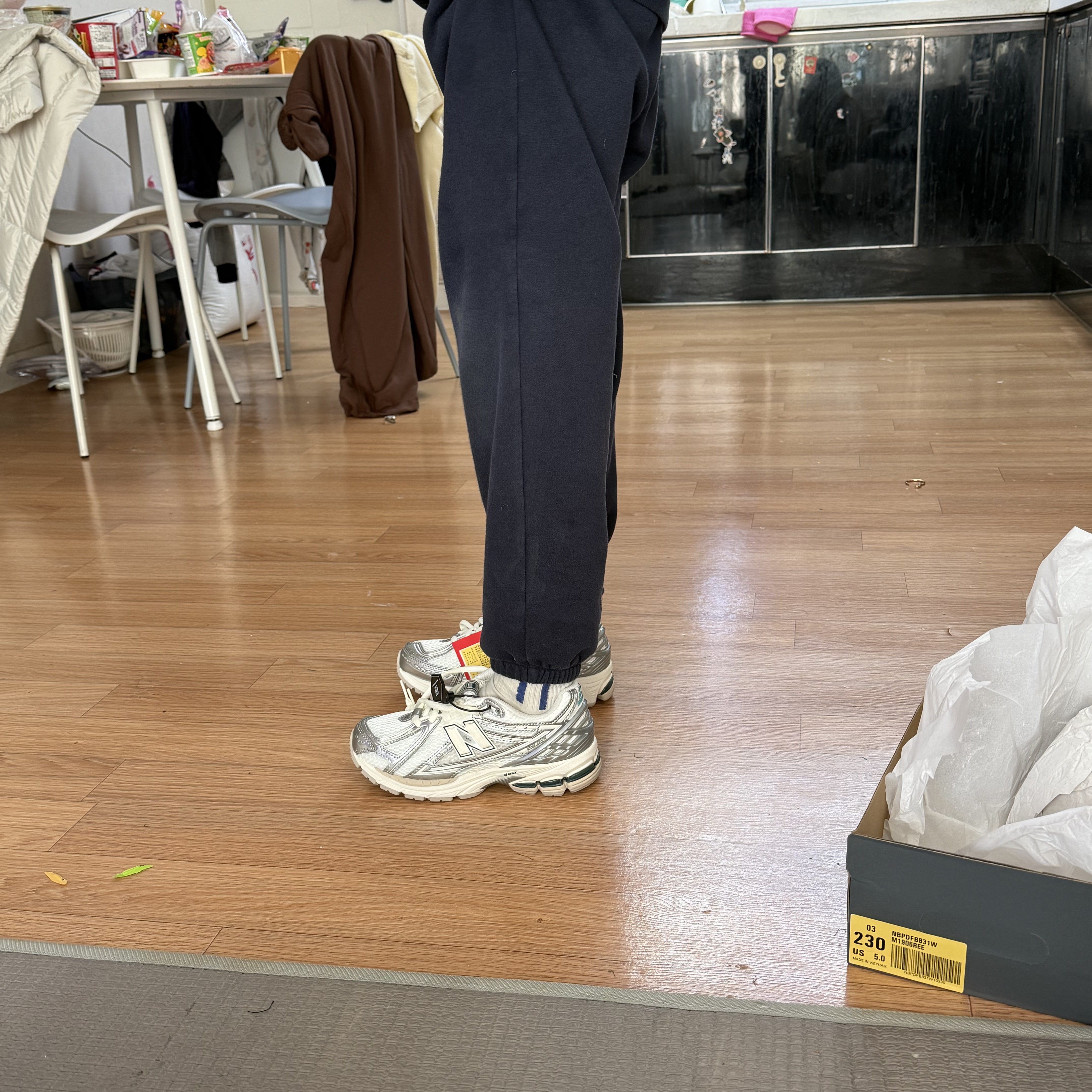 New Balance 1906R Silver Metallic Sea Salt 착용 스타일