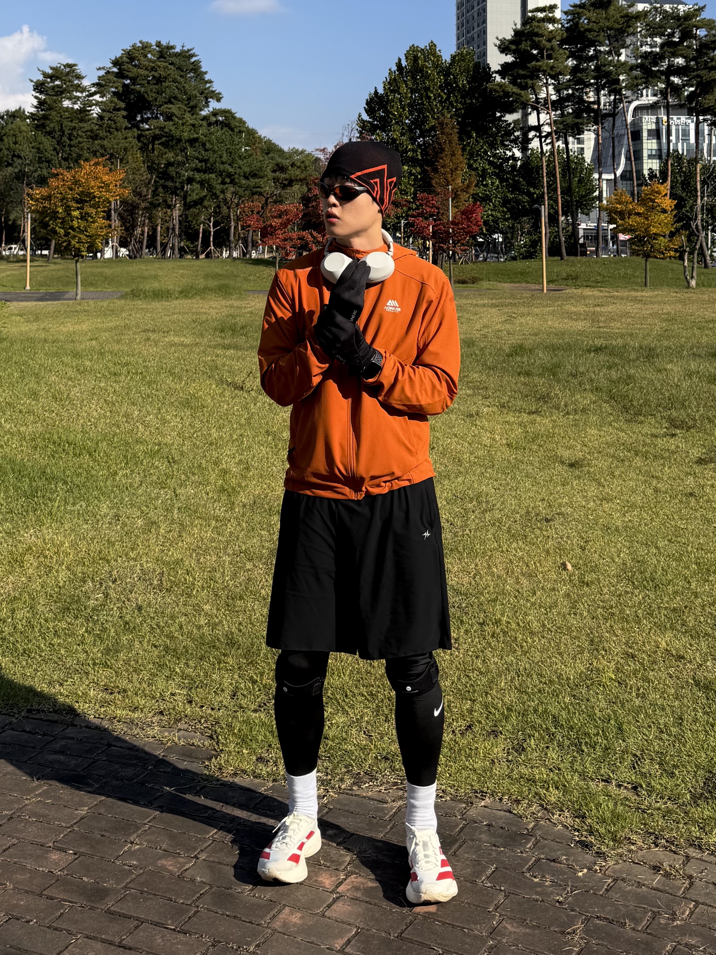 Adidas Adizero Adios Pro 4 Off White Better Scarlet, Sony WH-1000XM6 Platinum Silver (Korean Ver.) 착용 스타일 - 2
