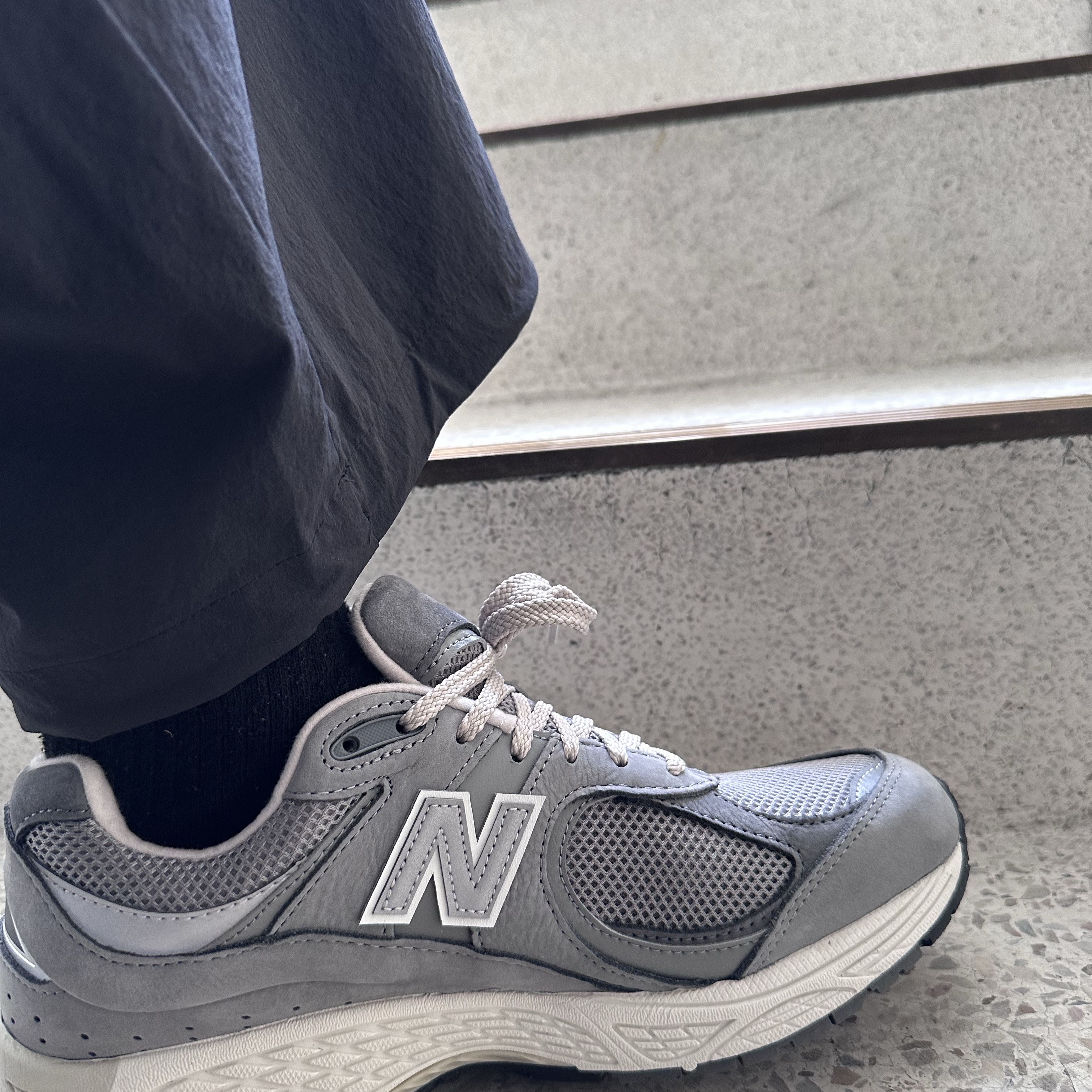 New Balance 2002R Premium Vintage Grey 착용 스타일