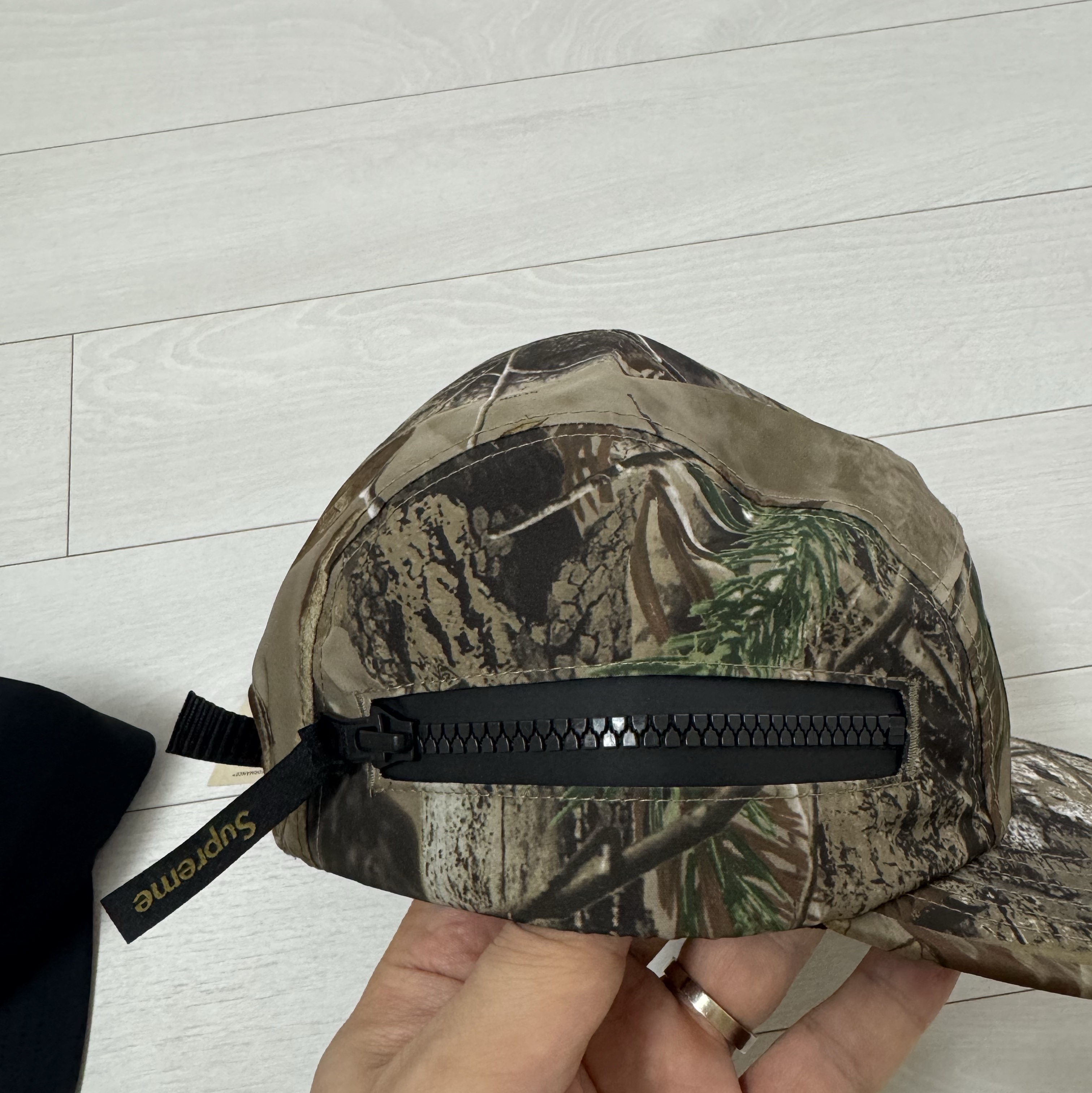 Supreme Gore-Tex Zip Pocket Camp Cap Black - 25FW, Supreme Gore-Tex Zip Pocket Camp Cap Realtree AP Camo - 25FW 착용 스타일 - 2