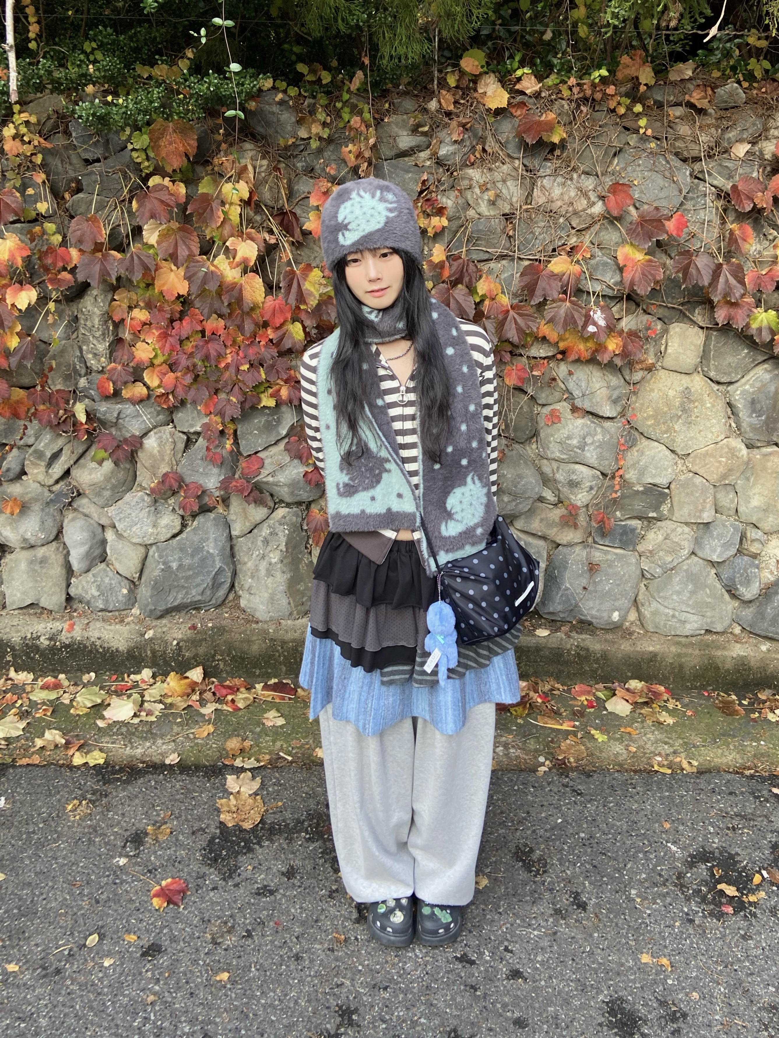 Crocs Classic Crush Clog Black, Monchhichi Colors Key Chain Blue 착용 스타일