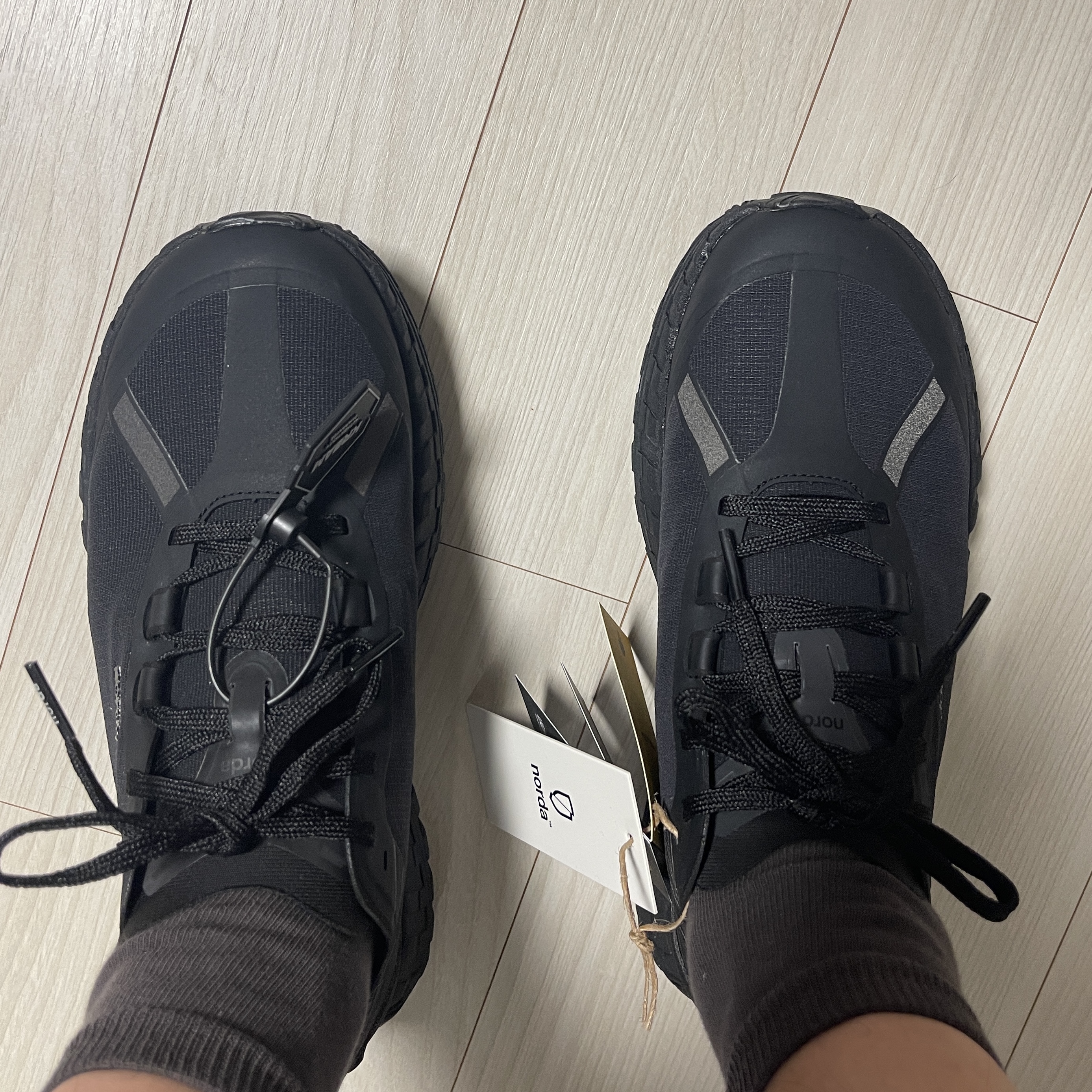 Norda 001/A Stealth Black 착용 스타일