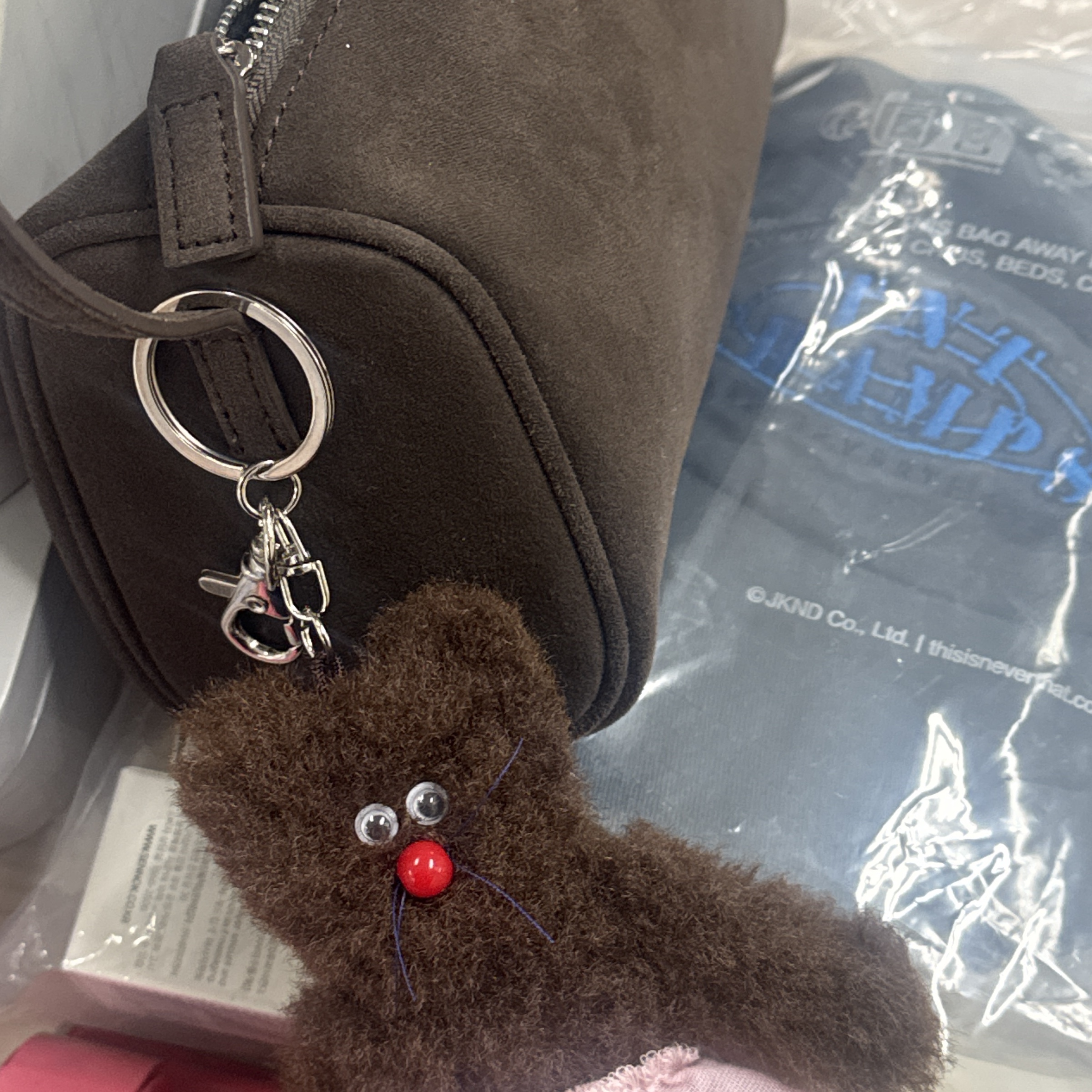 Monamhee Bred Keyring with Pink Pants Brown 착용 스타일