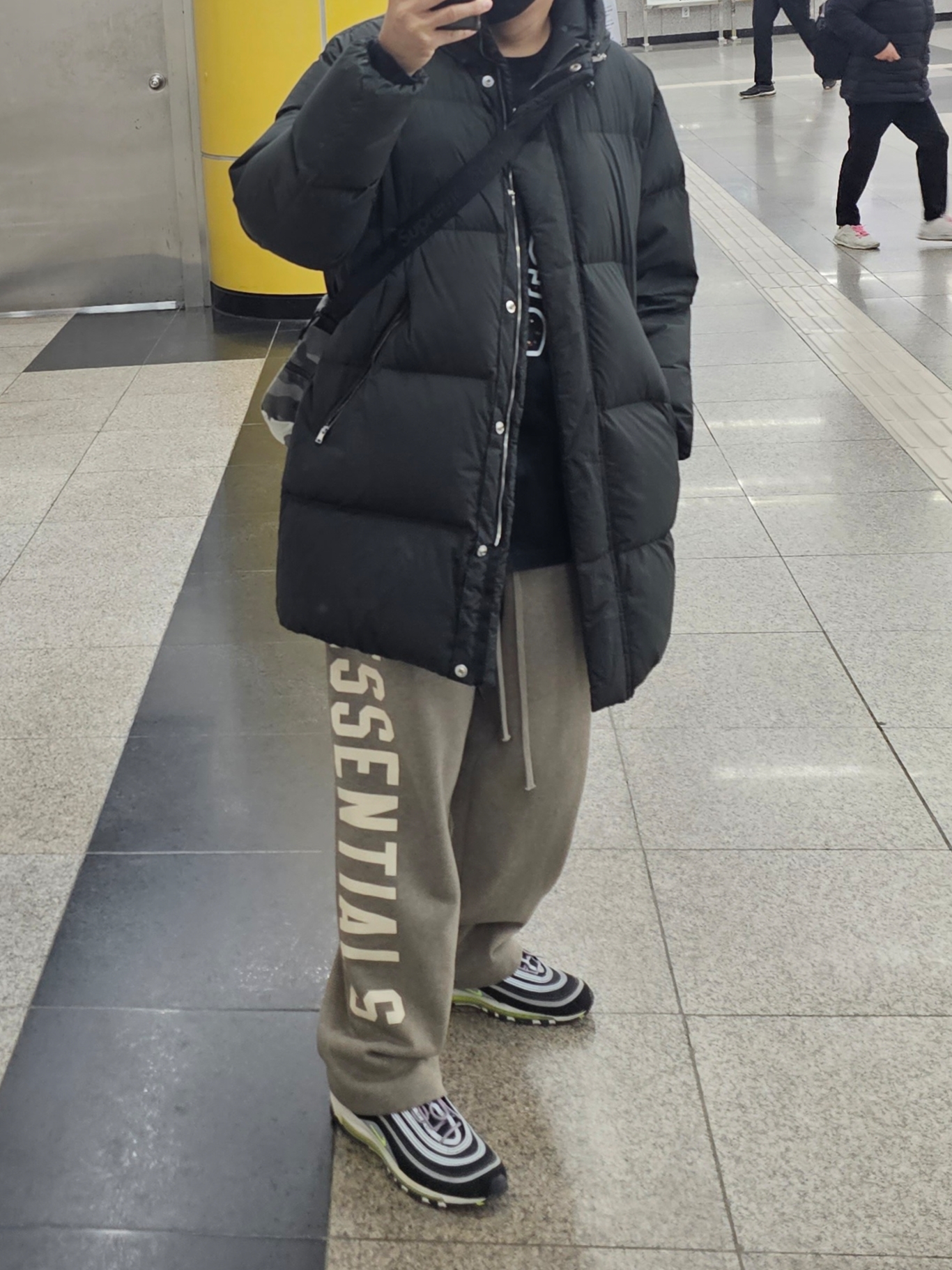 Essentials Fleece Relaxed Sweatpant Black - 24FW, Essentials Lounge Fleece Sweatpant Homestead Heather - 25SS 착용 스타일 - 1