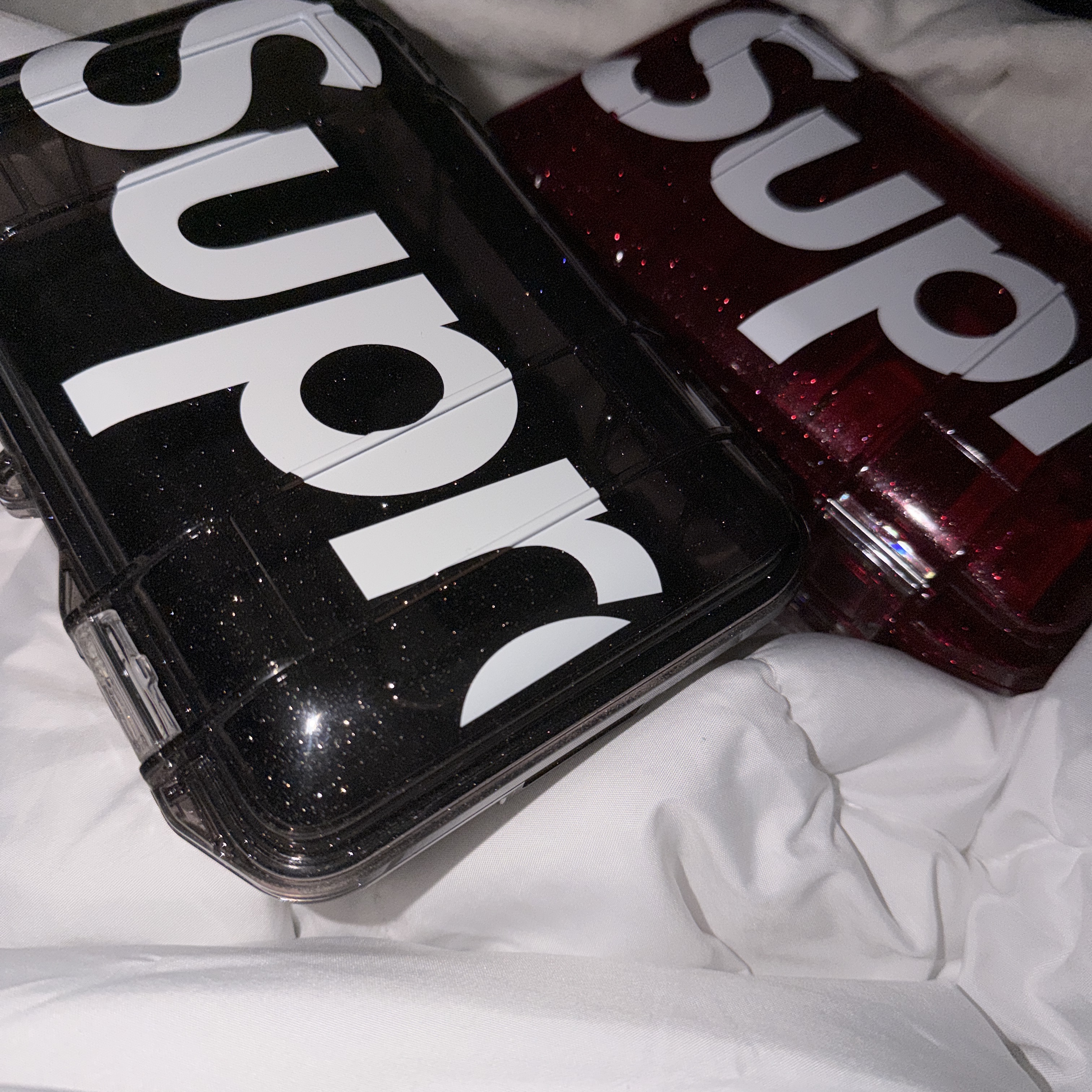 Supreme x Pelican Waterproof M50 Micro Case Black - 24FW, Supreme x Pelican Waterproof M50 Micro Case Red - 24FW 착용 스타일