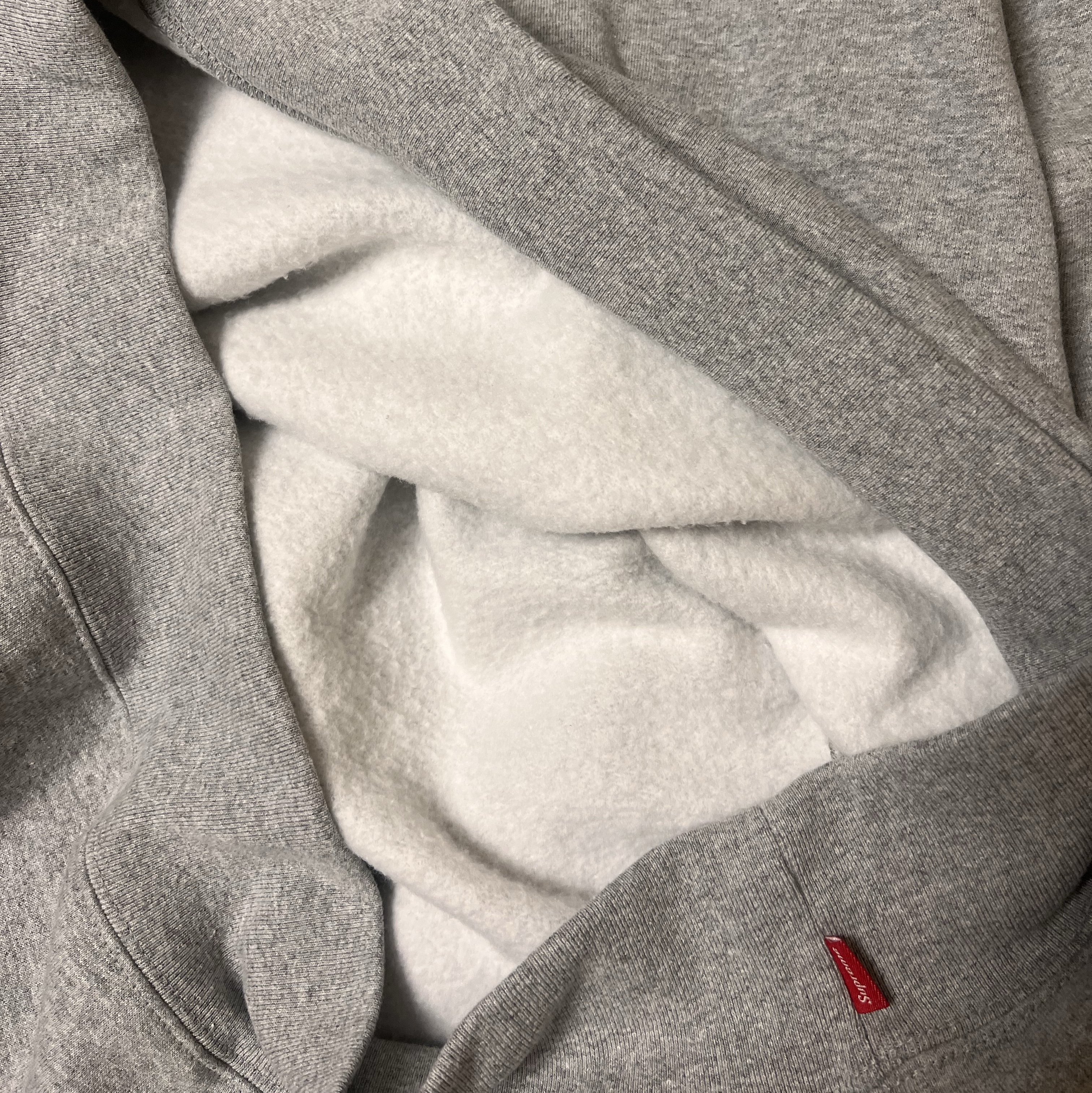 Supreme Small Box Crewneck Heather Grey - 25FW 착용 스타일
