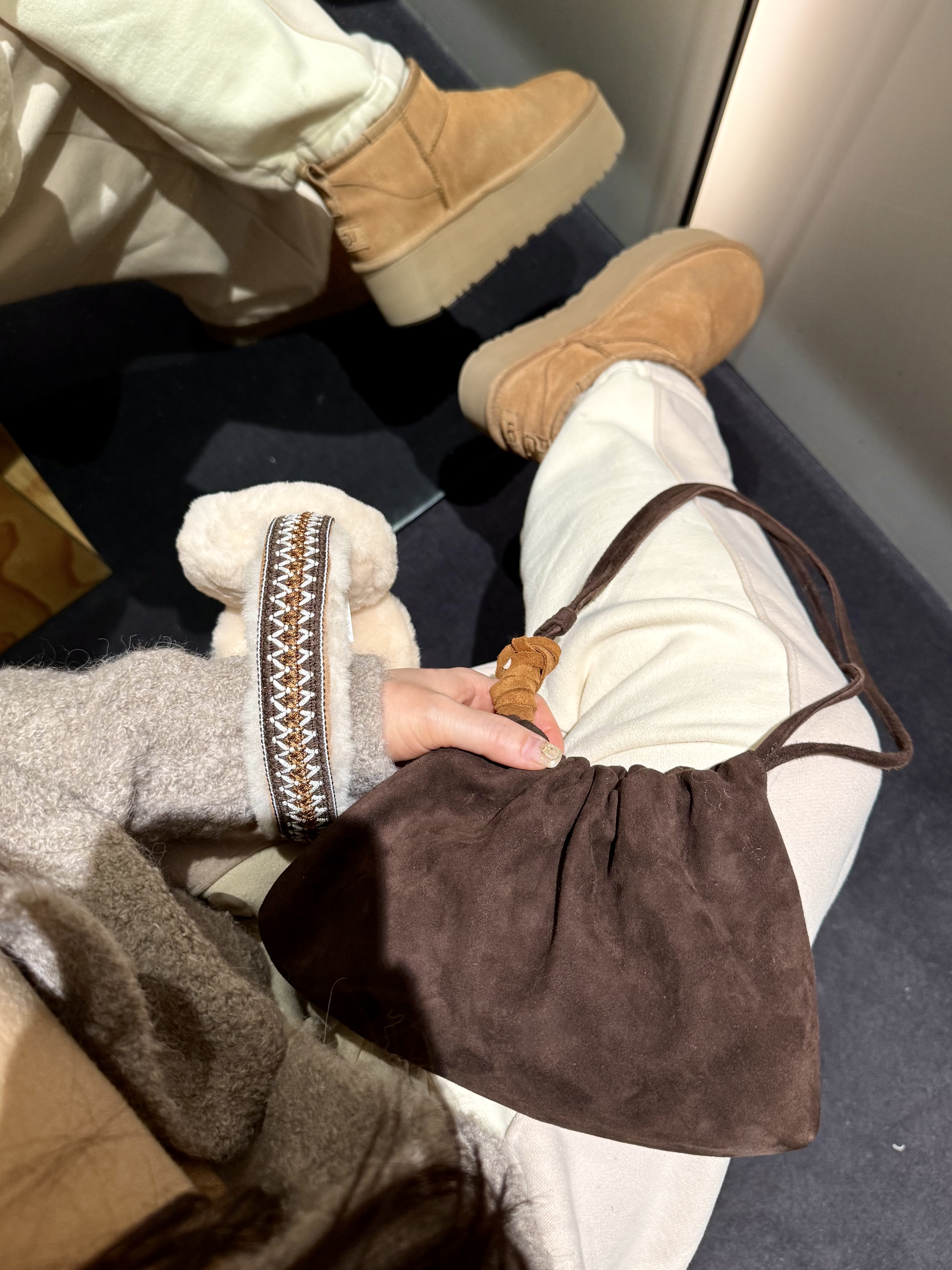 (W) UGG Classic Ultra Mini Platform Boots Chestnut, Emis Flower Boucle Crossed Body Bag Black 착용 스타일 - 5