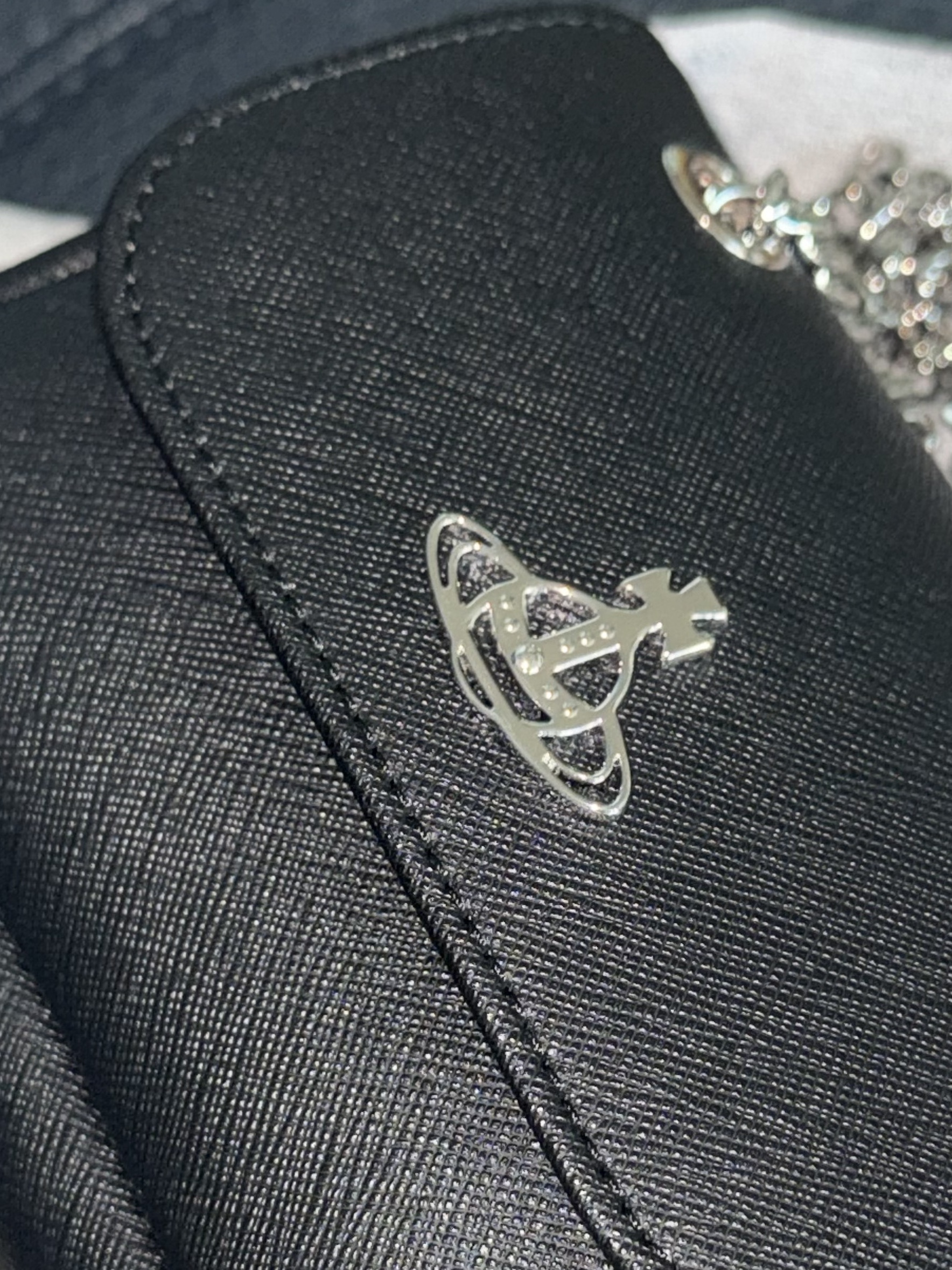 Vivienne Westwood Saffiano Biogreen Small Purse Cross Bag Black 착용 스타일 - 2