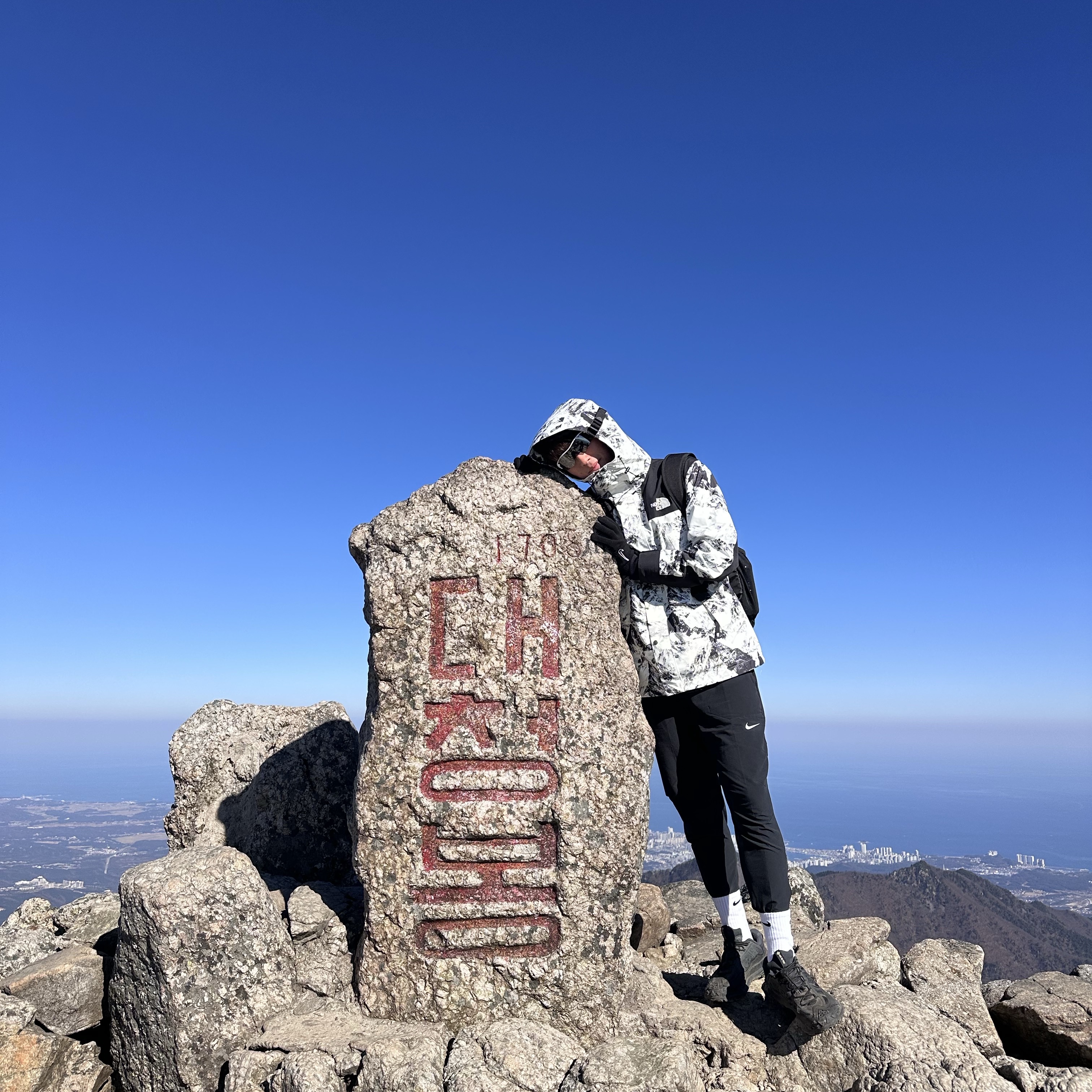 The North Face Novelty Eco GTX Mountain Jacket Nutral Gray 착용 스타일