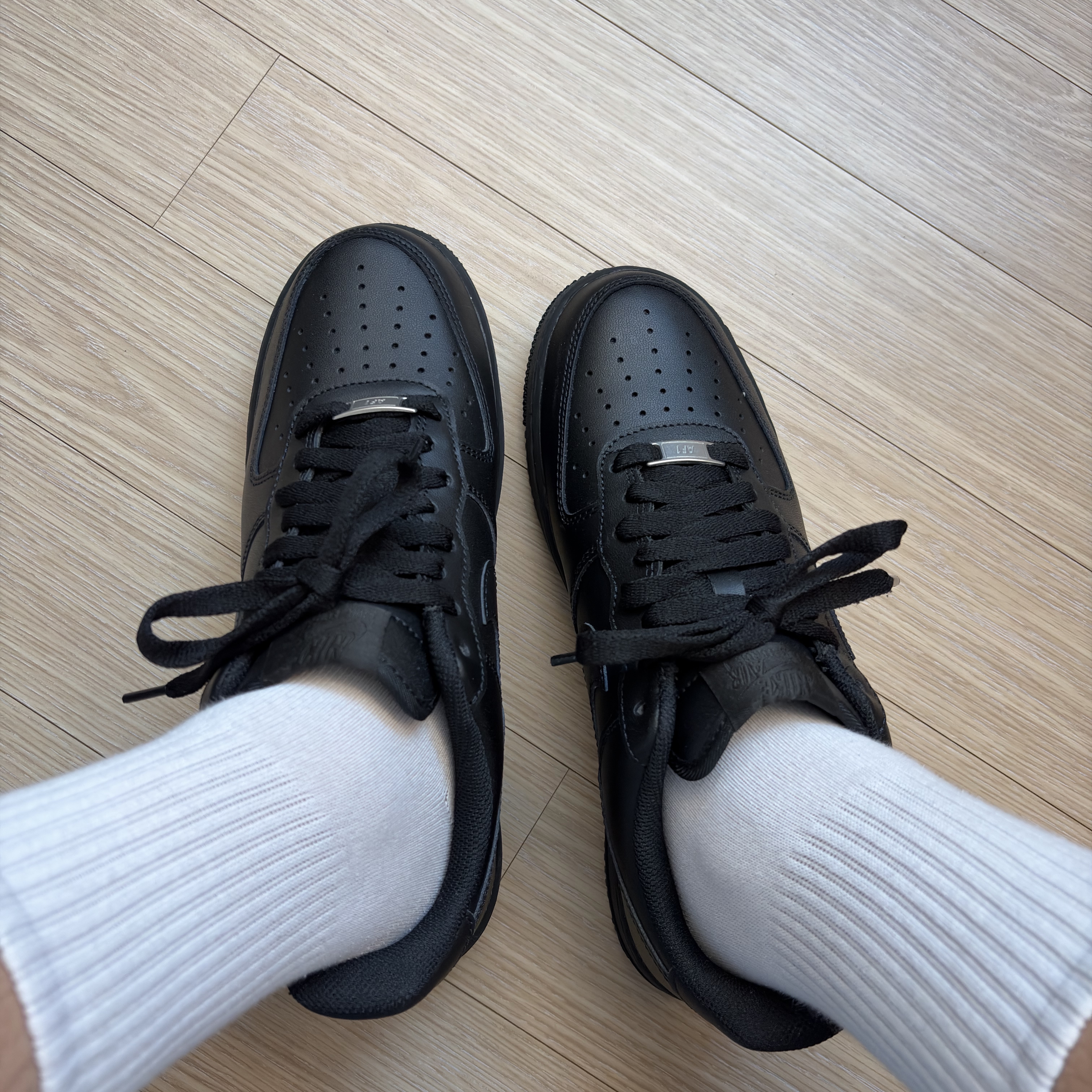Nike Air Force 1 '07 Low Triple Black 착용 스타일