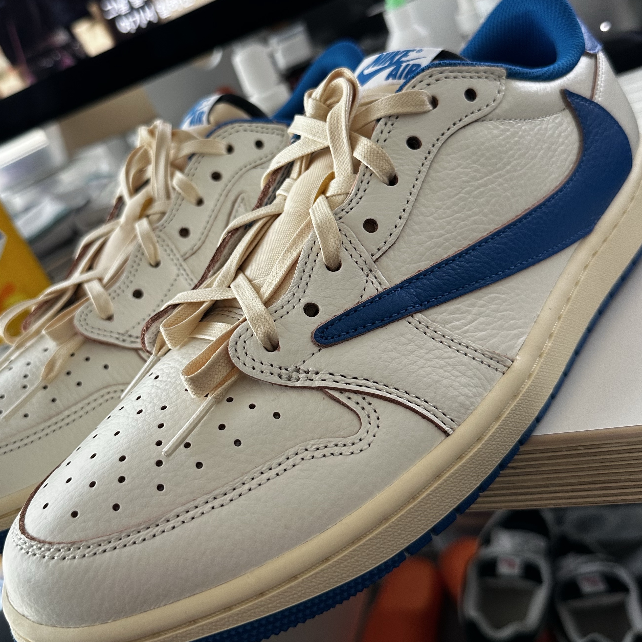 Jordan 1 x Travis Scott x Fragment Retro Low OG SP Sail Military Blue 착용 스타일 - 1