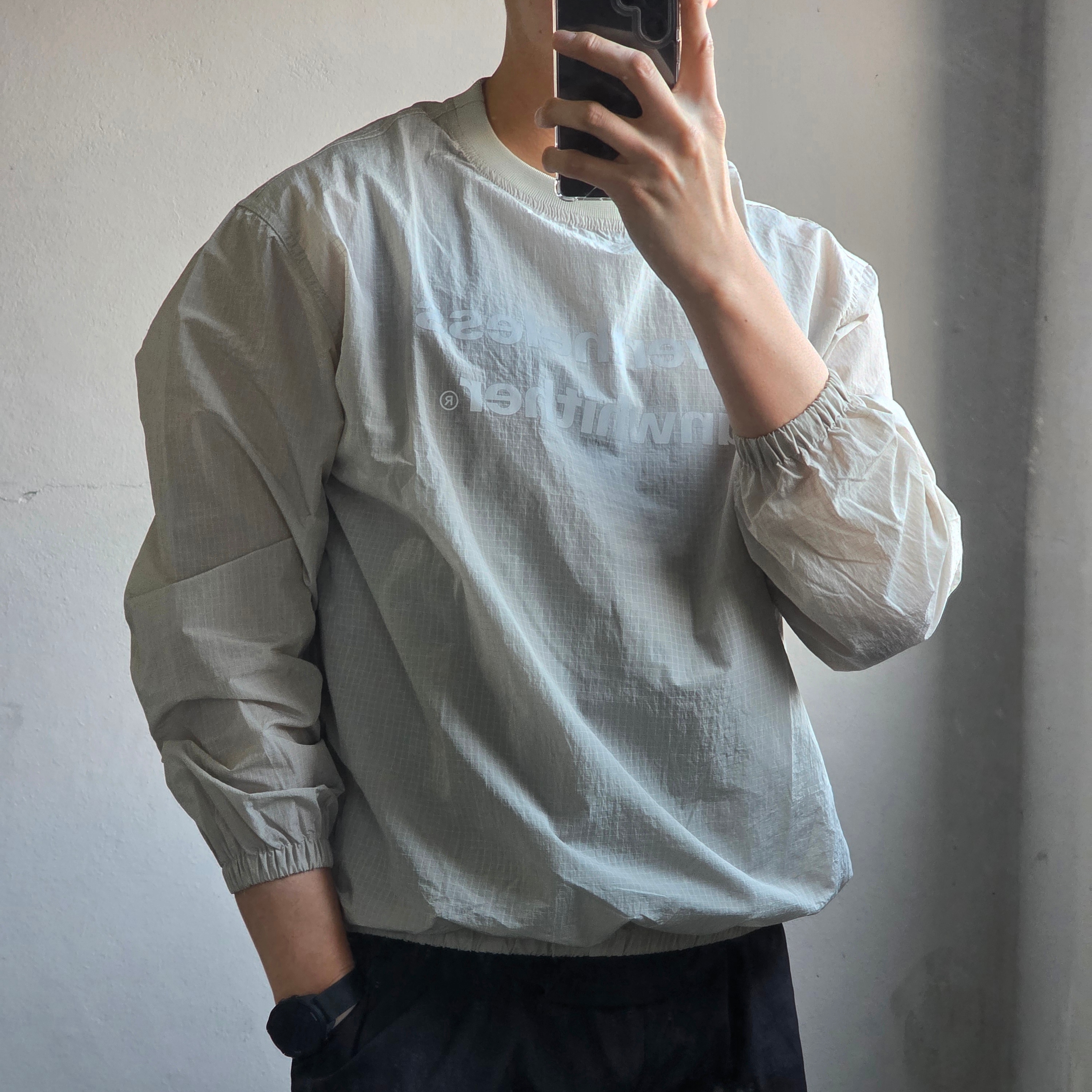 [KREAM 단독] runwhither Windbreaker MTM V2 Gray 착용 스타일